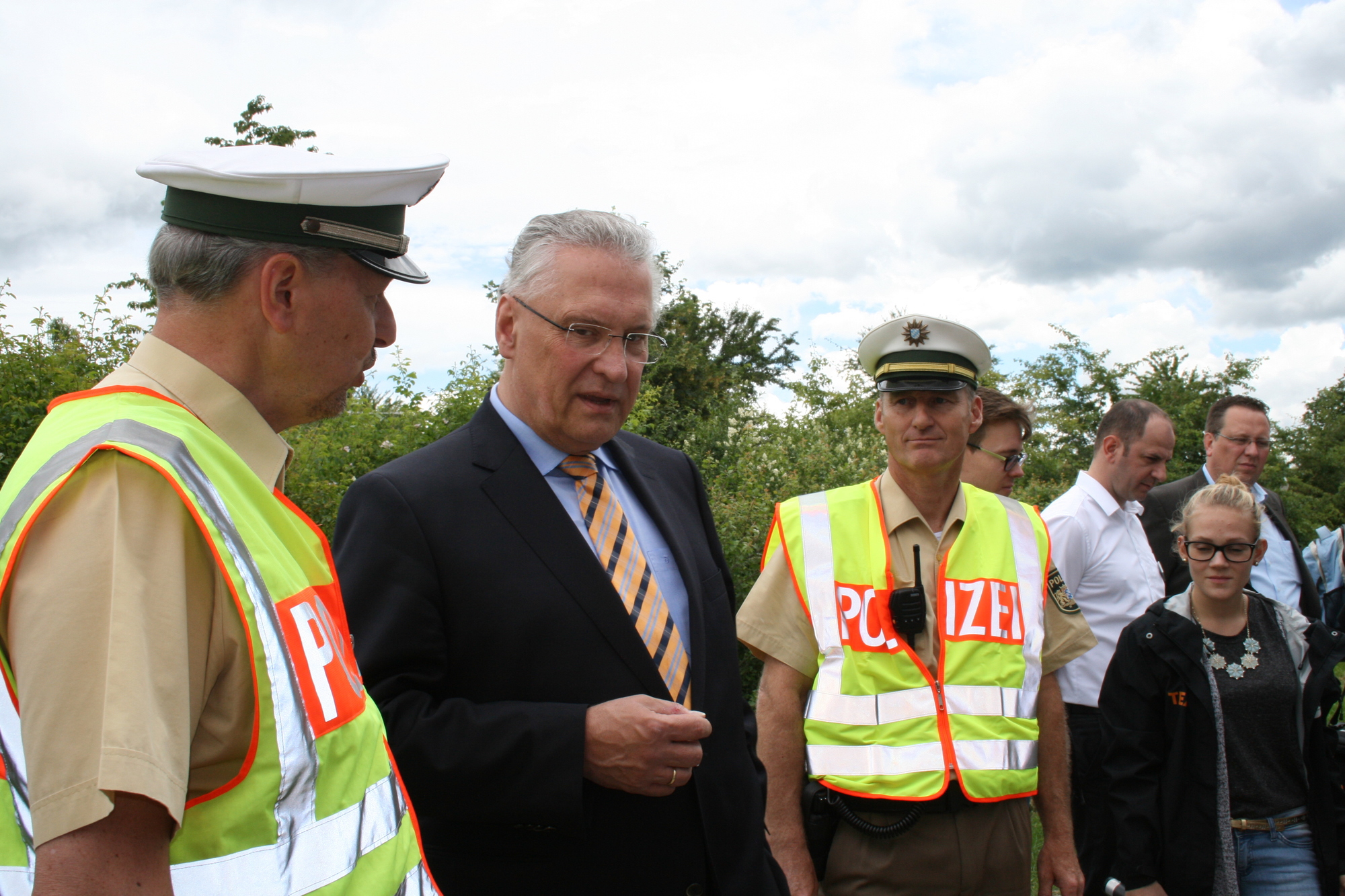LKW-Kontrolle auf der A8 bei Augsburg mit Verkehrsminister Joachim Herrmann. Foto: B4B WIRTSCHAFTSLEBEN SCHWABEN