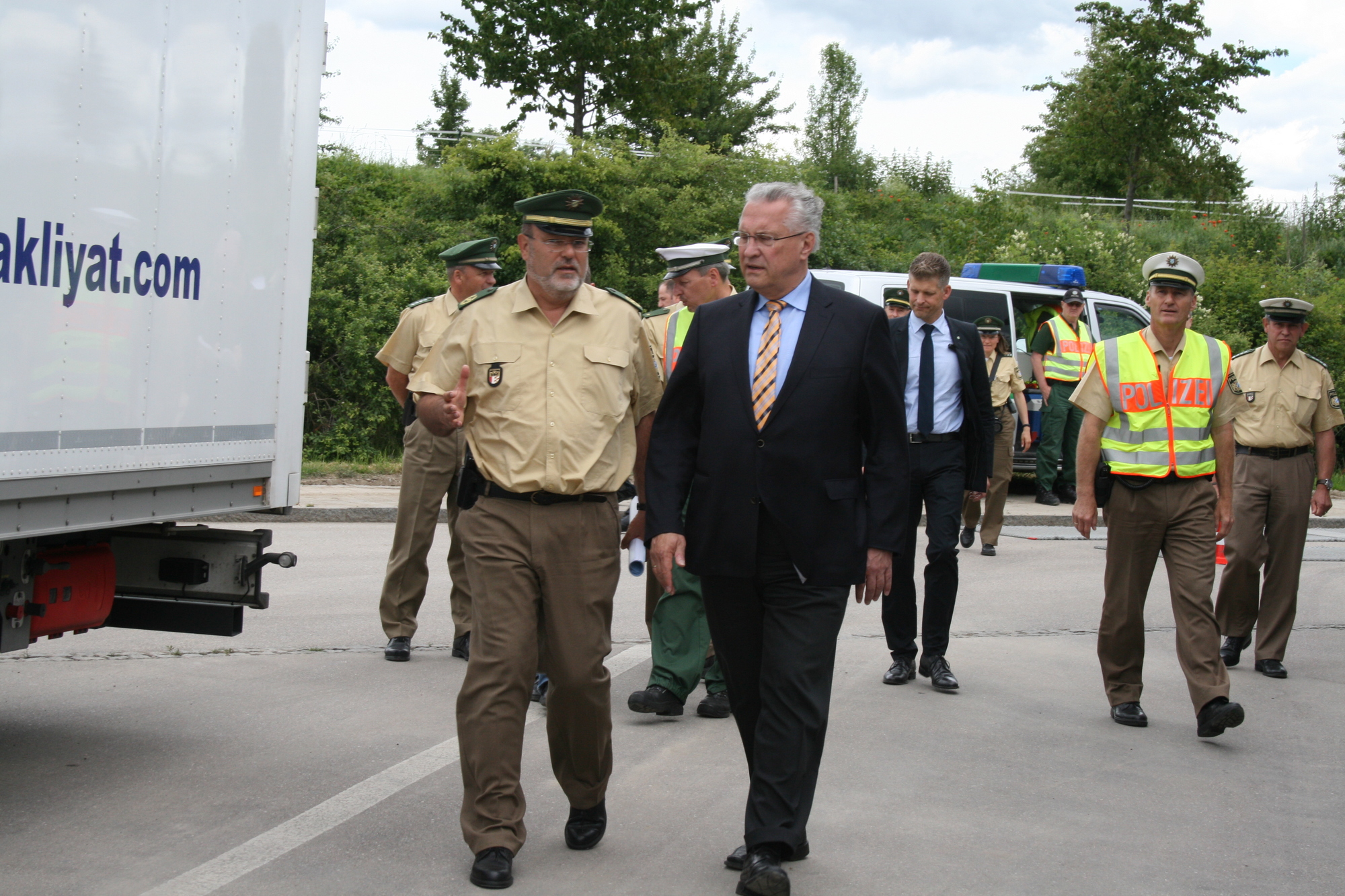LKW-Kontrolle auf der A8 bei Augsburg mit Verkehrsminister Joachim Herrmann. Foto: B4B WIRTSCHAFTSLEBEN SCHWABEN