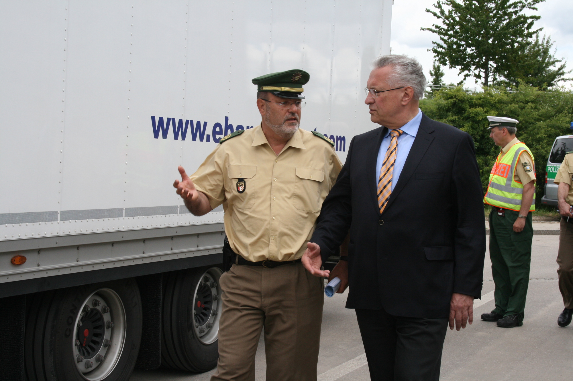 LKW-Kontrolle auf der A8 bei Augsburg mit Verkehrsminister Joachim Herrmann. Foto: B4B WIRTSCHAFTSLEBEN SCHWABEN