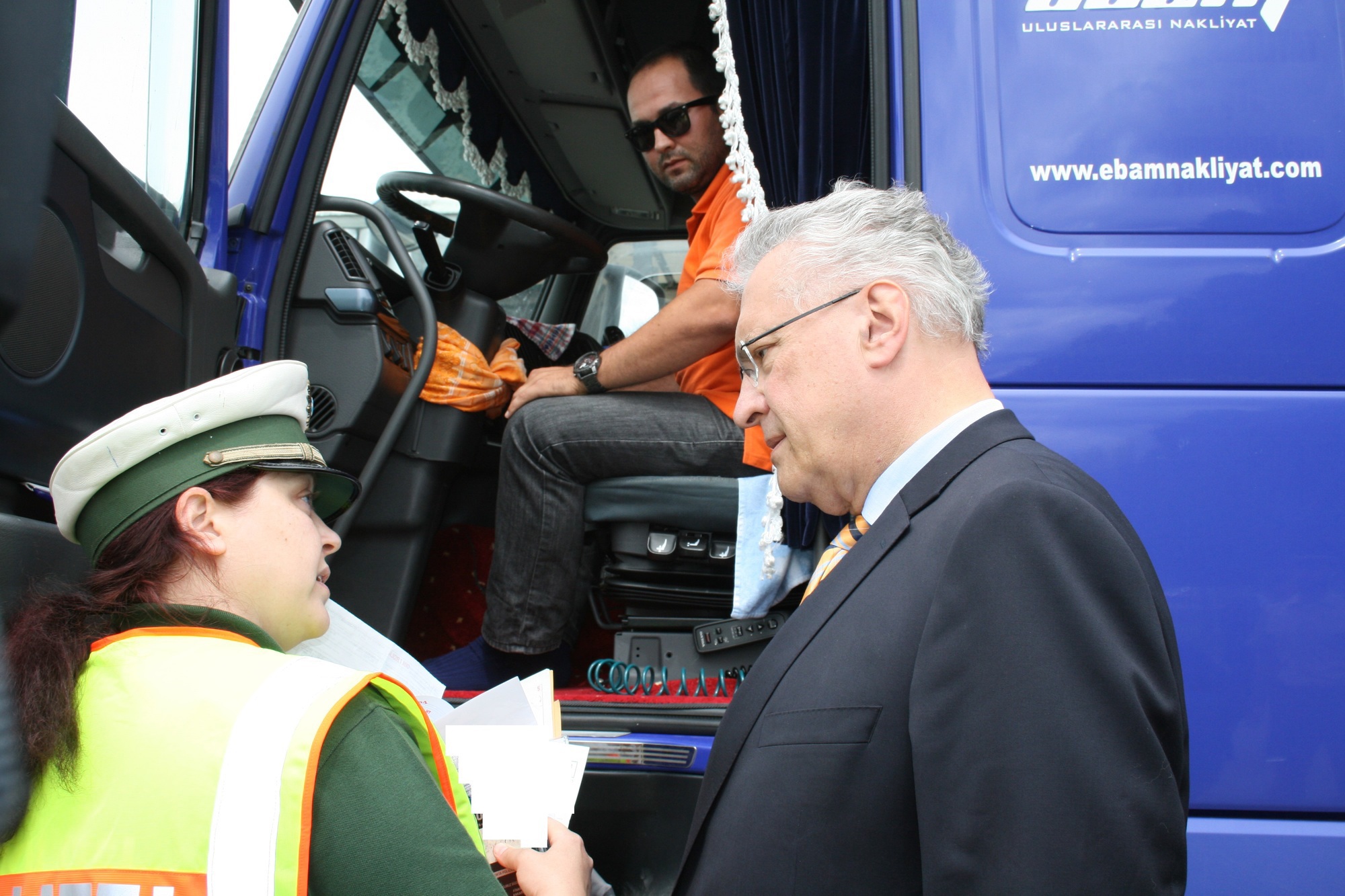 LKW-Kontrolle auf der A8 bei Augsburg mit Verkehrsminister Joachim Herrmann. Foto: B4B WIRTSCHAFTSLEBEN SCHWABEN