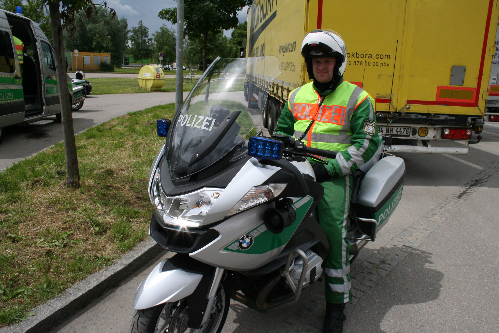 LKW-Kontrolle auf der A8 bei Augsburg mit Verkehrsminister Joachim Herrmann. Foto: B4B WIRTSCHAFTSLEBEN SCHWABEN