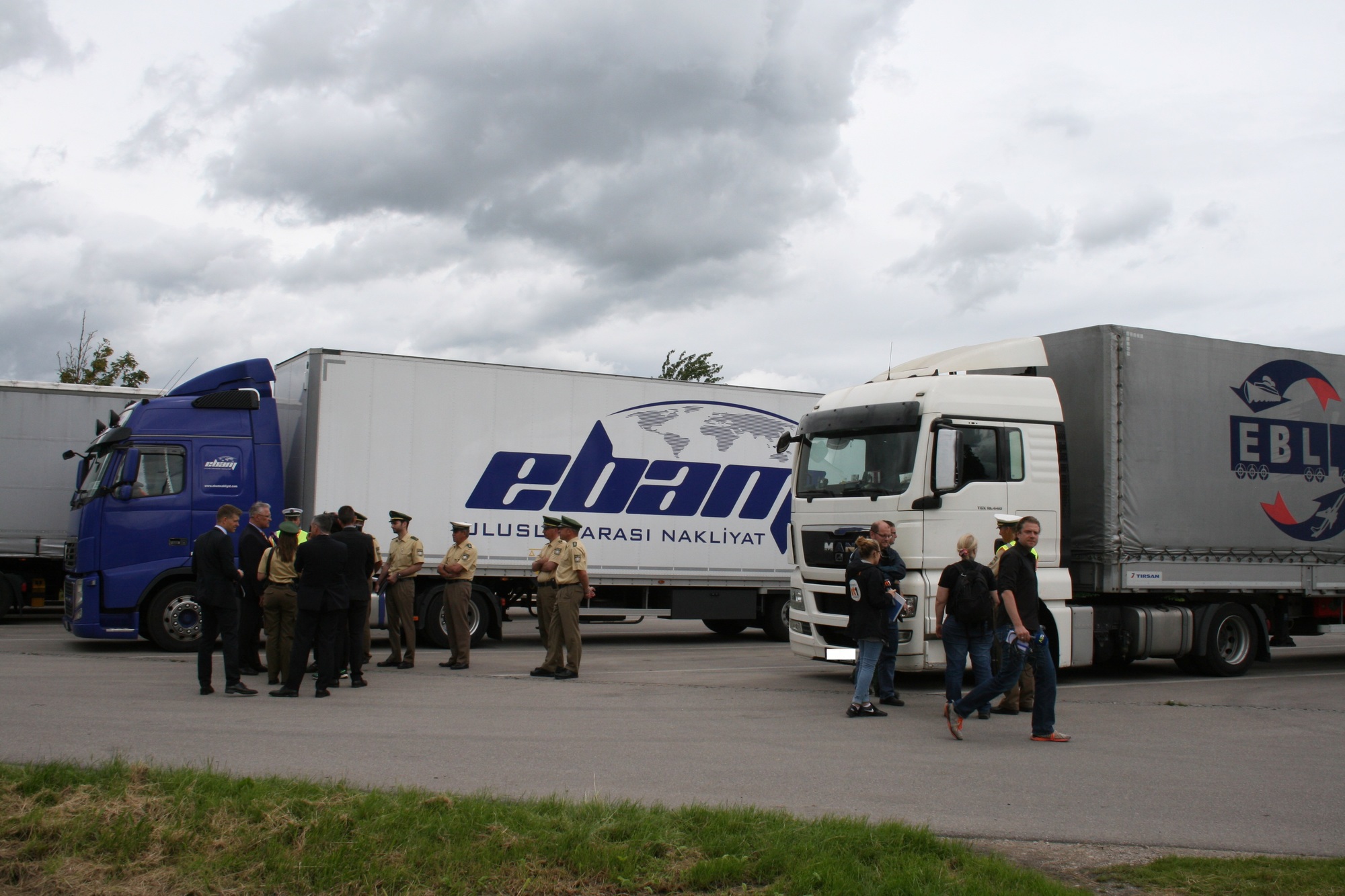 LKW-Kontrolle auf der A8 bei Augsburg mit Verkehrsminister Joachim Herrmann. Foto: B4B WIRTSCHAFTSLEBEN SCHWABEN