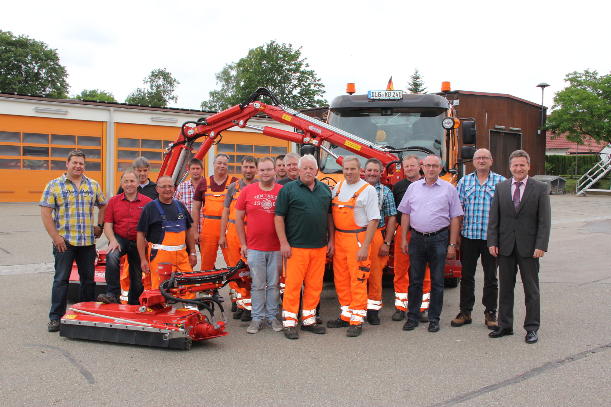 Landrat Leo Schrell mit Mitarbeitern des Kreisbauhofs vor einem neuen Tandem-Mähgerät. Foto: Landratsamt Dillingen