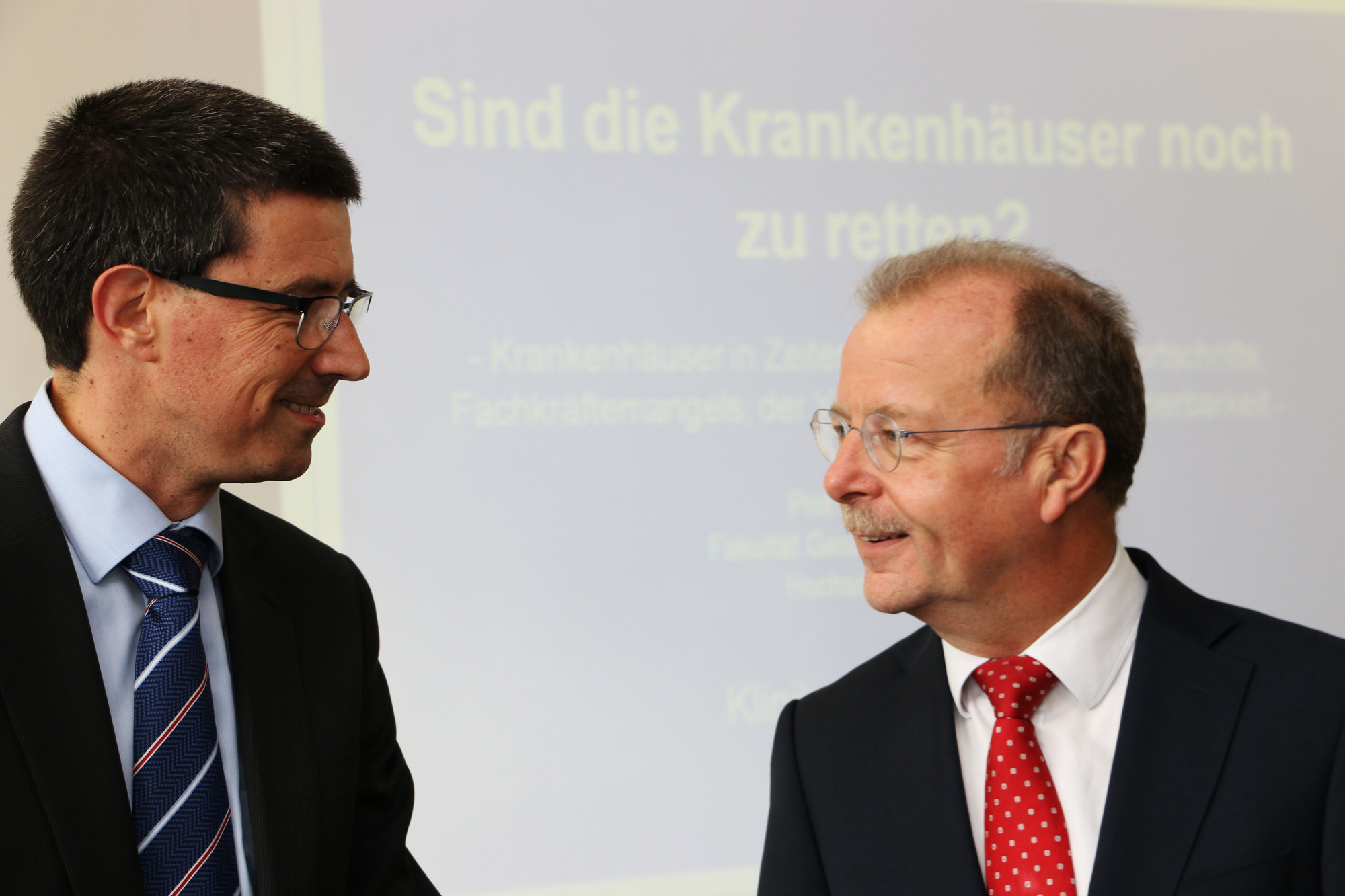 Prof. Dr. Axel Focke mit Thomas Munding. Foto: Häfele / Pressestelle Klinikum Memmingen