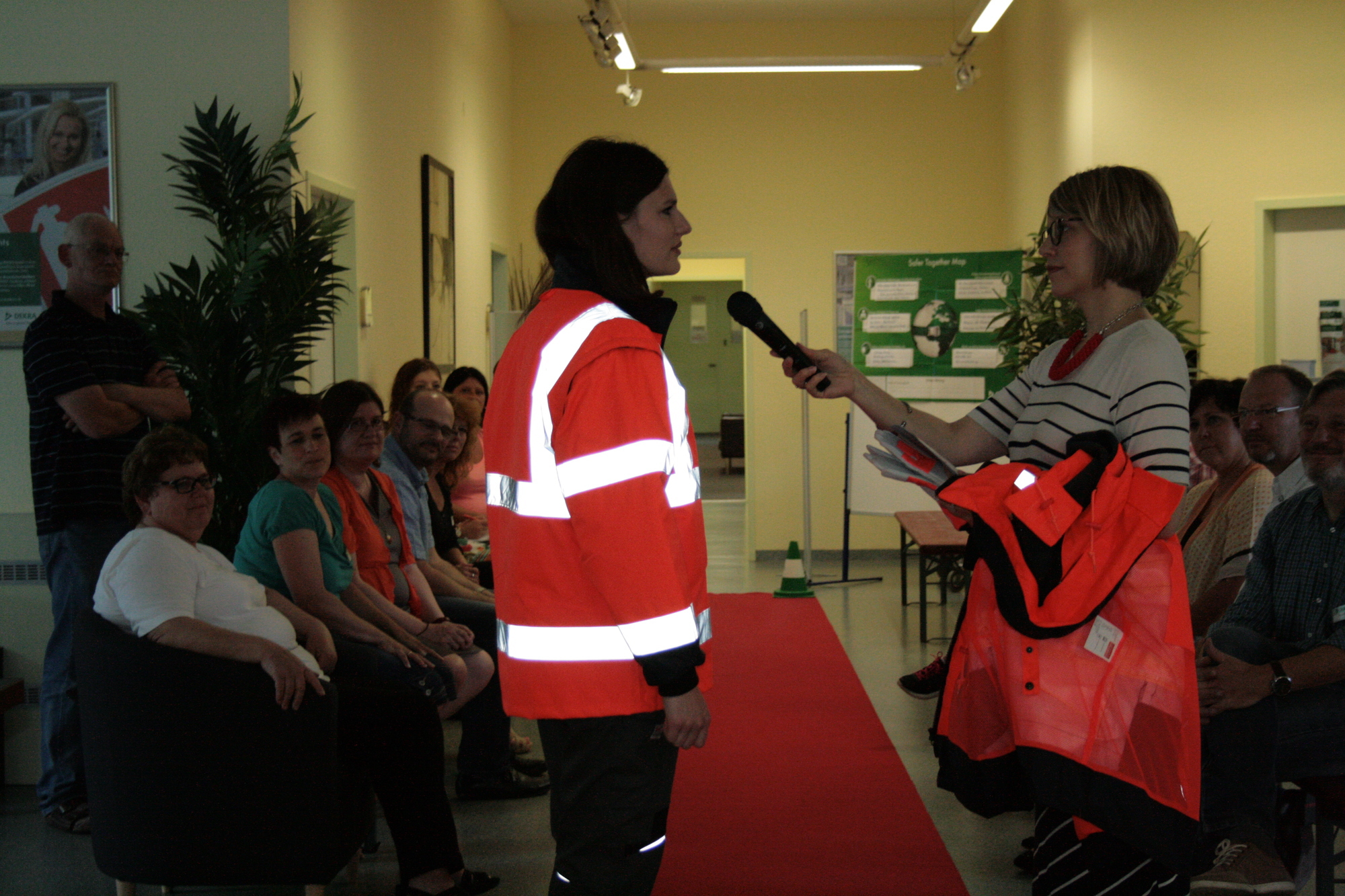 DEKRA Modenschau in Augsburg zum Thema Sicherheit. Foto: B4B WIRTSCHAFTSLEBEN SCHWABEN