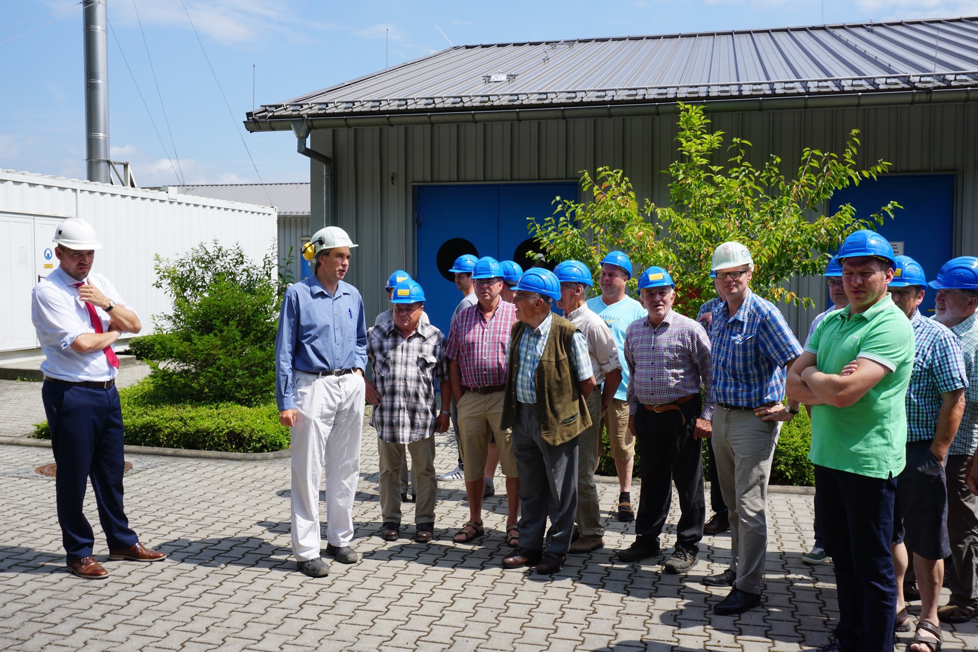Wertinger Bürger besuchen die Verdichterstation Haiming im Landkreis Altötting. Foto: bayernets GmbH