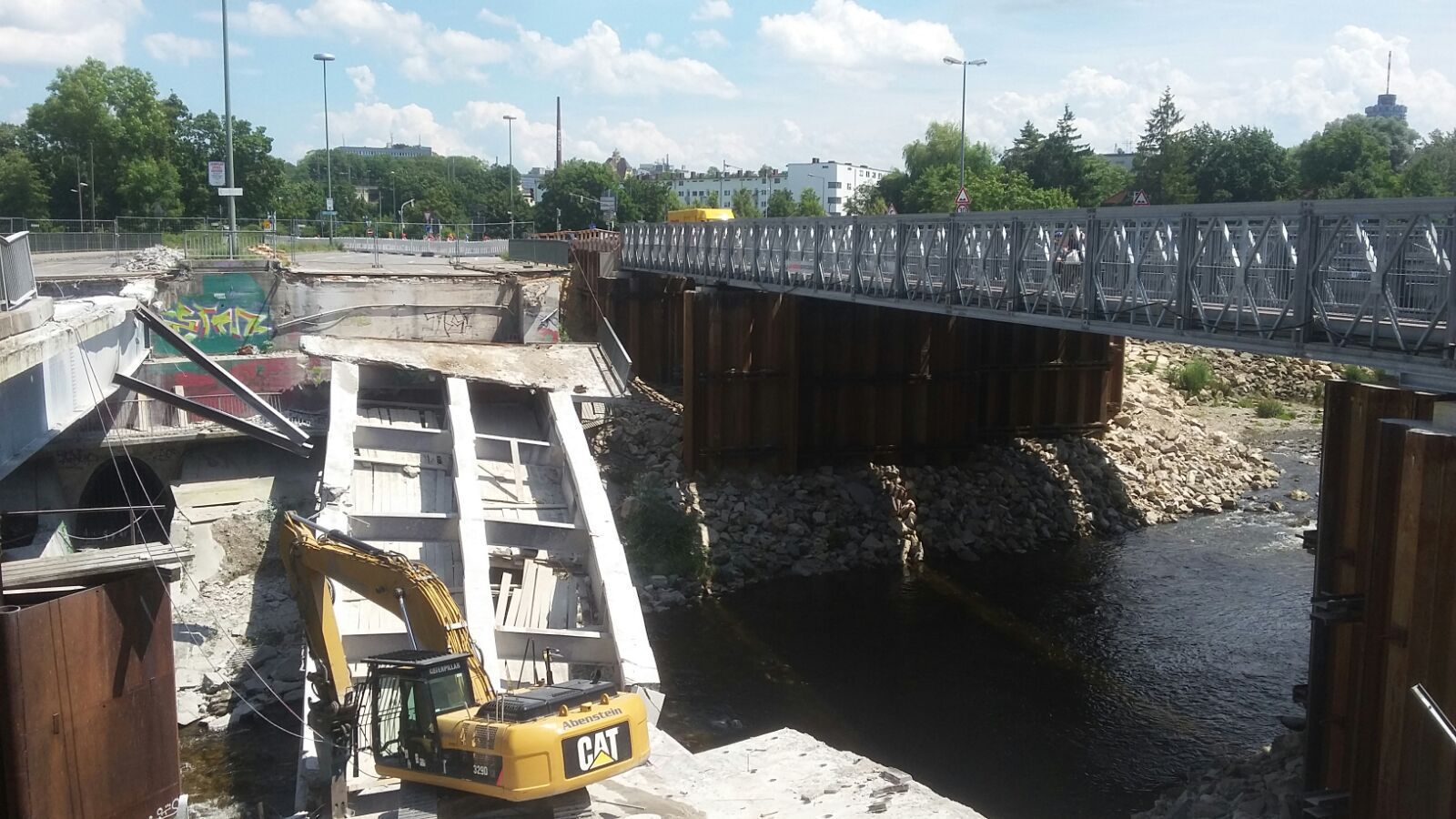 Die Ackermann-Brücke stürzte heute Mittag samt Bagger teilweise ein. Foto: B4B WIRTSCHAFTSLEBEN SCHWABEN