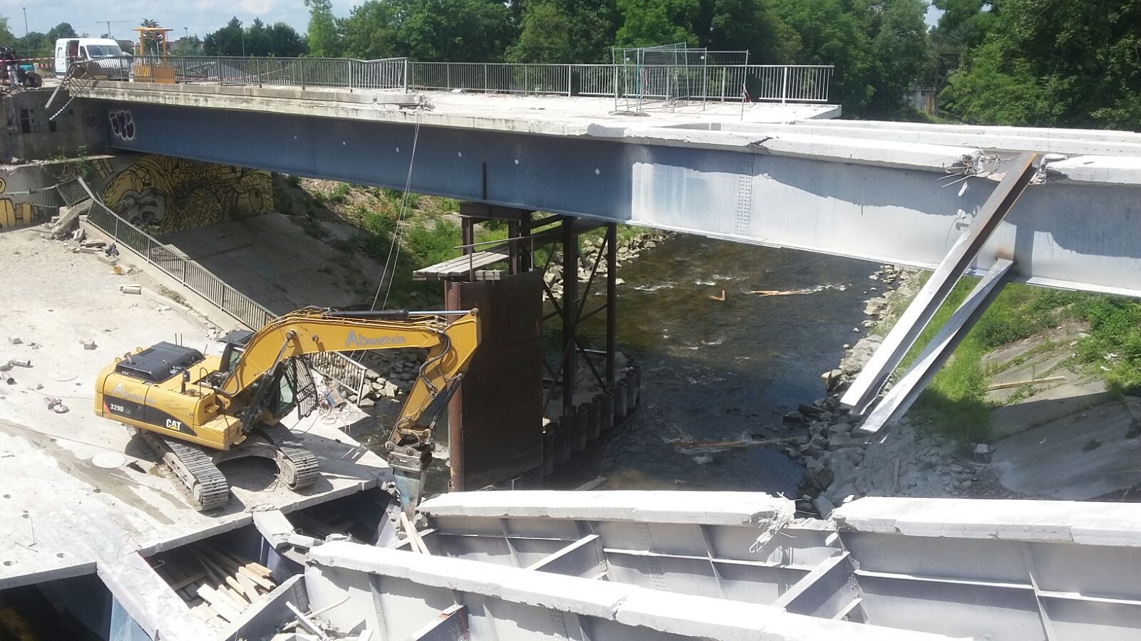 Die Ackermann-Brücke stürzte heute Mittag samt Bagger ein. Foto: B4B WIRTSCHAFTSLEBEN SCHWABEN