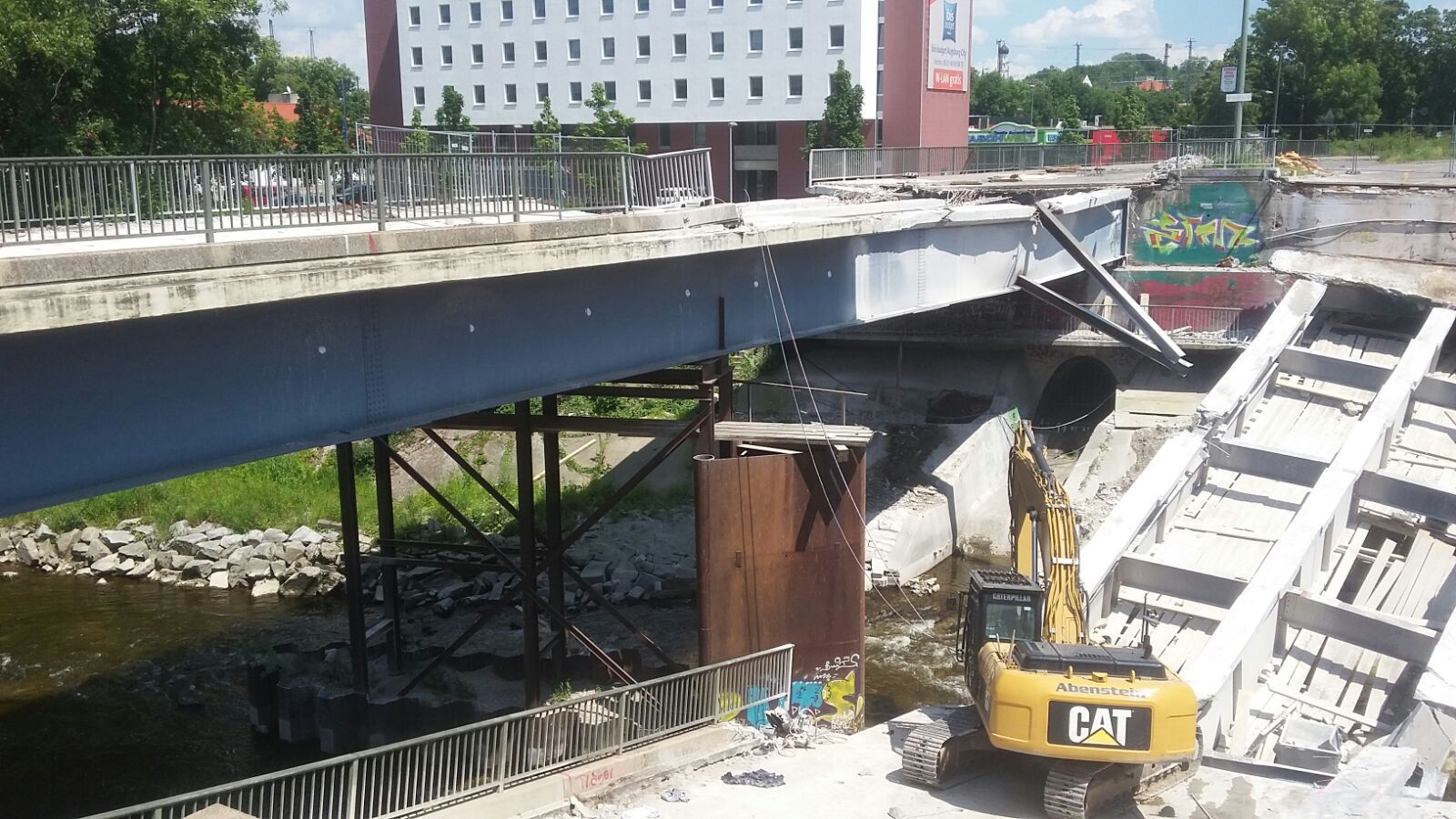 Die Ackermann-Brücke stürzte heute Mittag samt Bagger teilweise ein. Foto: B4B WIRTSCHAFTSLEBEN SCHWABEN