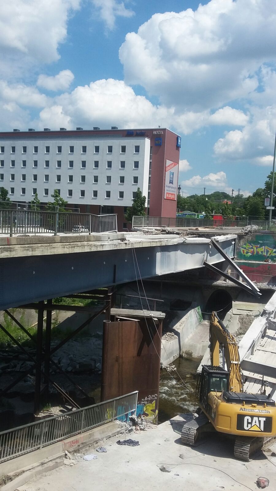 Die Ackermann-Brücke stürzte heute Mittag samt Bagger teilweise ein. Foto: B4B WIRTSCHAFTSLEBEN SCHWABEN