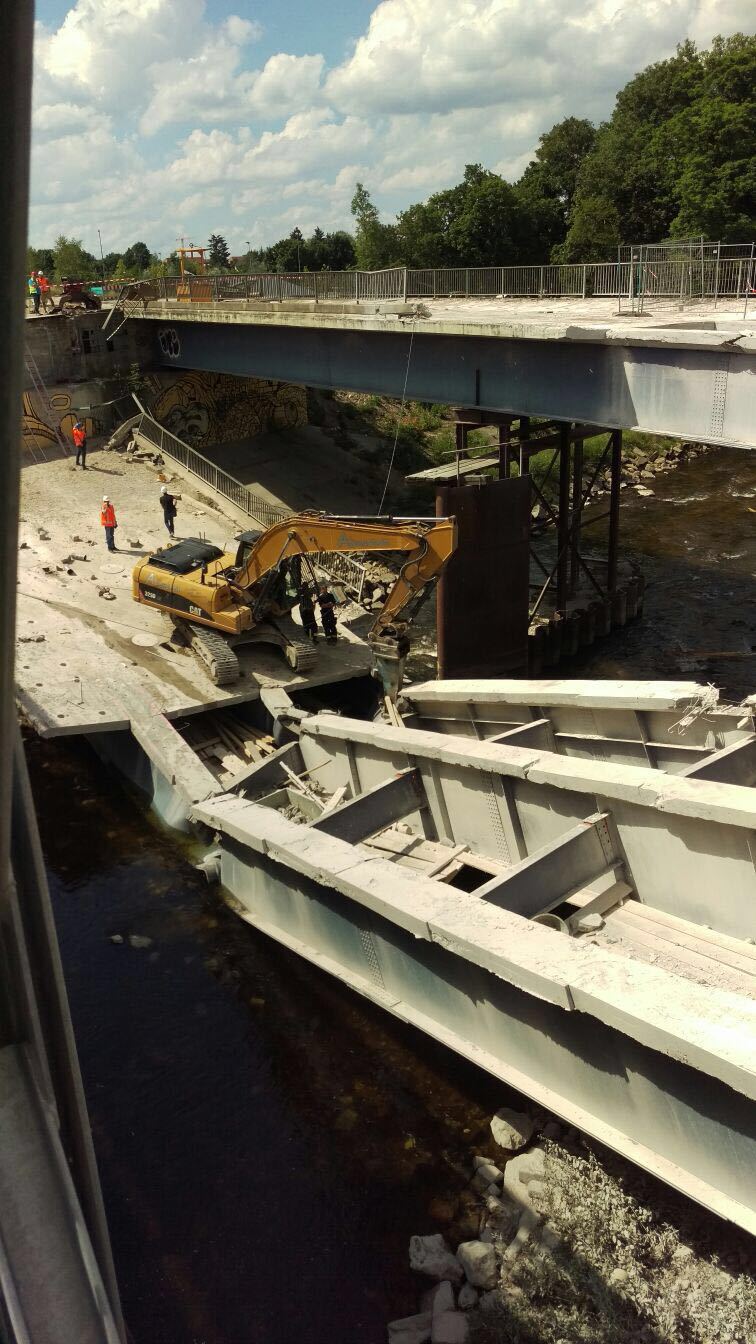 Die Ackermannbrücke stürzte bei Bauarbeiten teilweise ein. Foto: Sven Nielsen