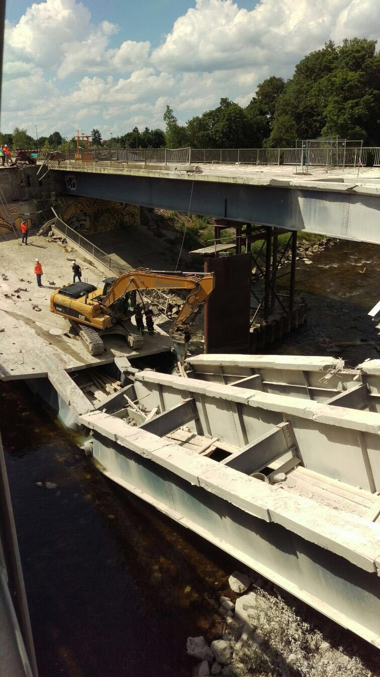 Die Ackermannbrücke stürzte bei Bauarbeiten teilweise ein. Foto: Sven Nielsen