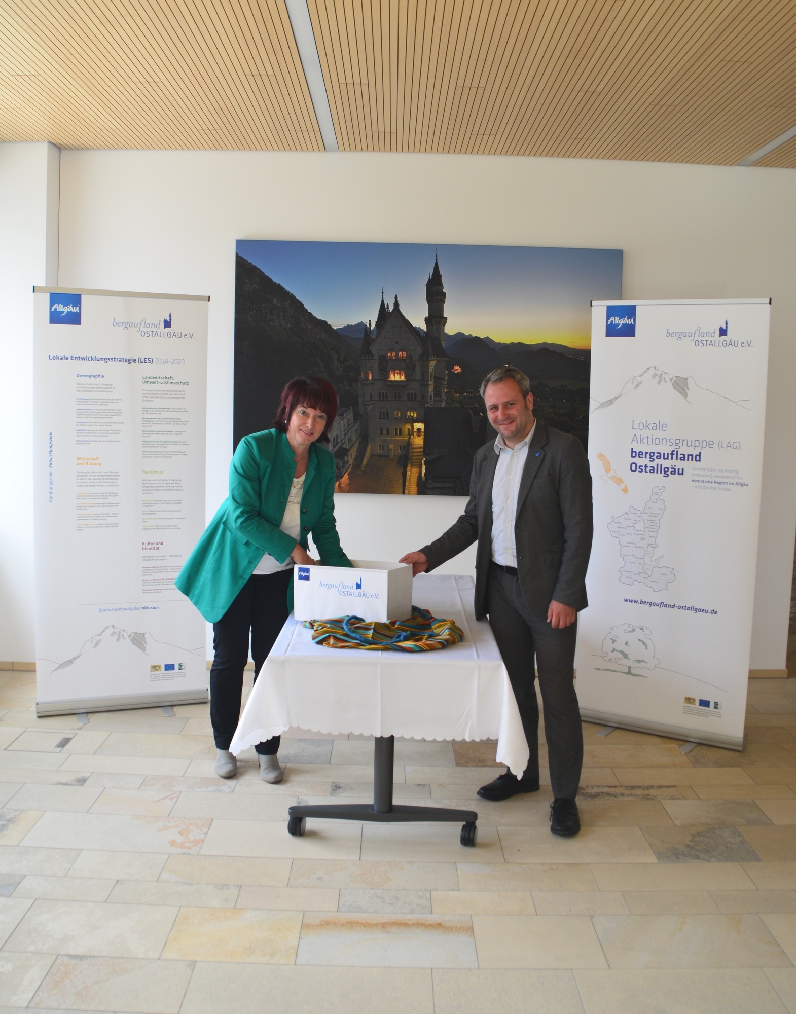 Landrätin Maria Rita Zinnecker, Heiko Gansloser, Geschäftsführer LAG „bergaufland Ostallgäu e. V.“ Foto: Landratsamt Ostallgäu