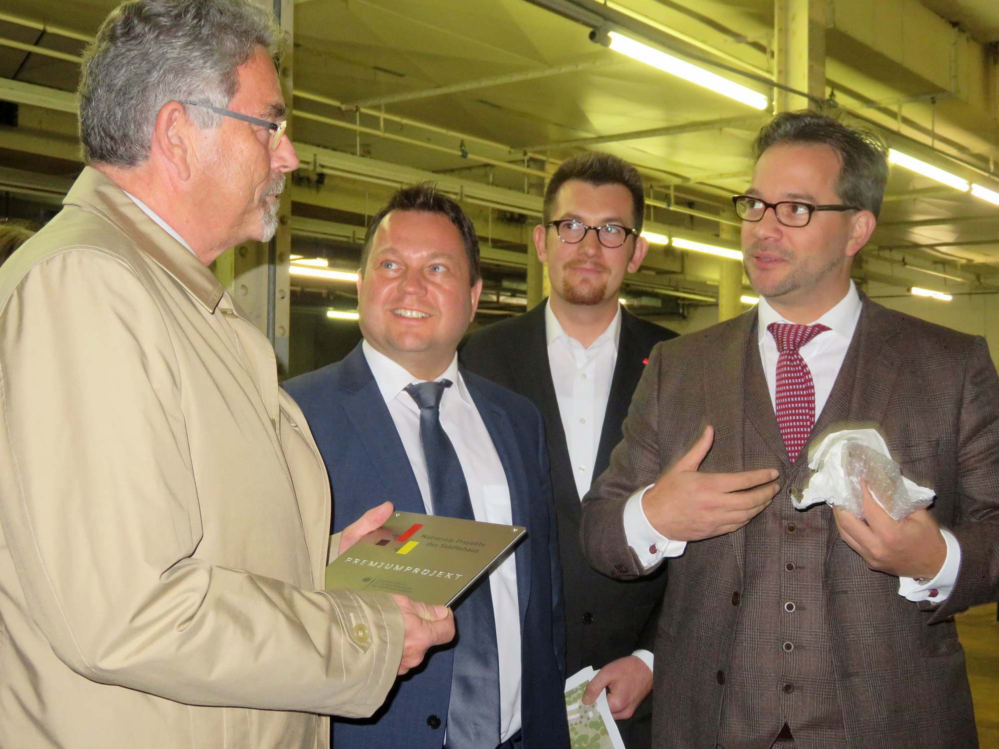 Staatssekretär Florian Pronold überreichte persönlich die Plakette Premiumprojekt. Foto: Bürgerbüro Martin Gerster MdB
