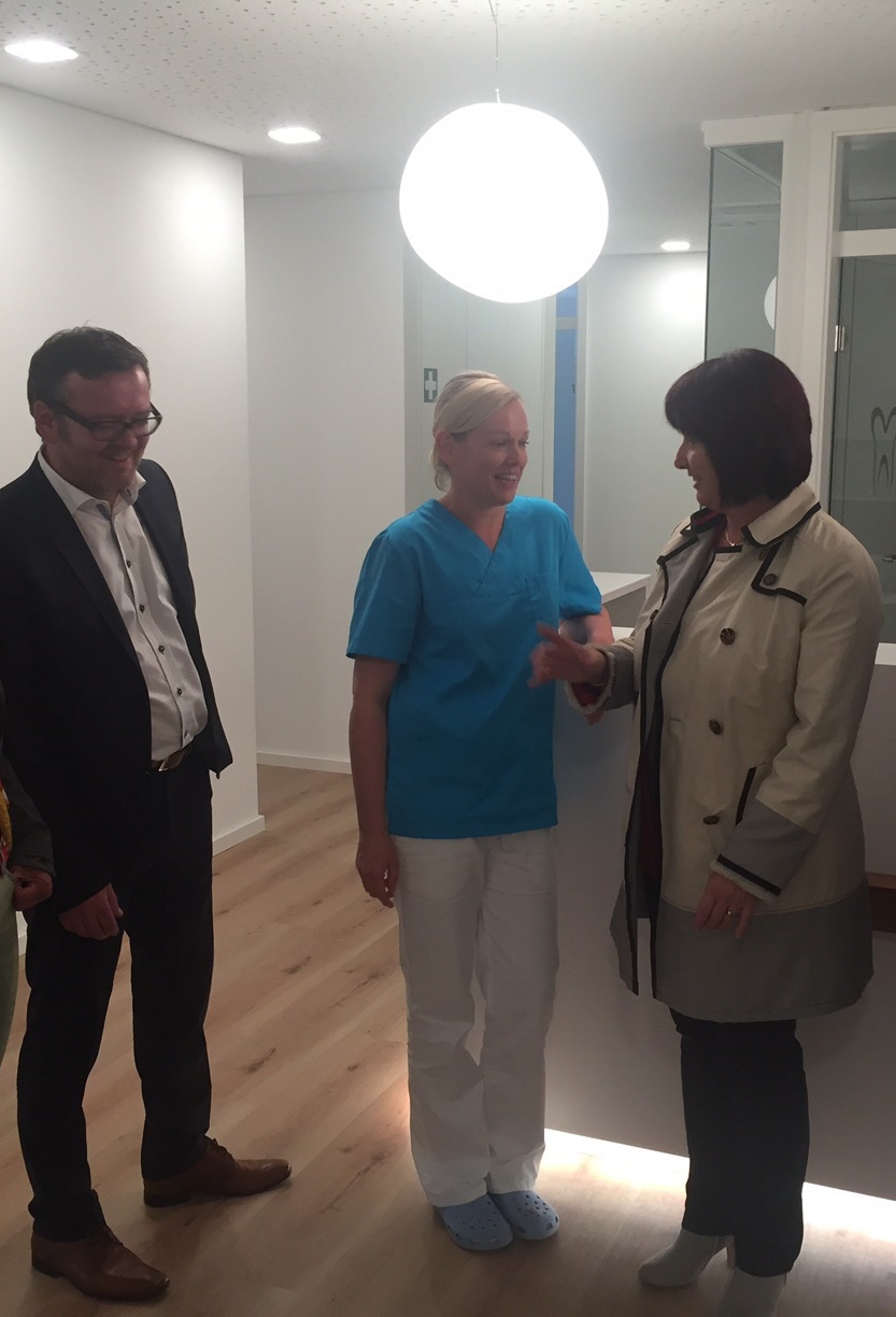 Bei der Besichtigung des Ärztehauses. Christian Schlegel, Dr. Marion Ambrosch und Maria Rita Zinnecker. Foto: Gemeinde Stöttwang