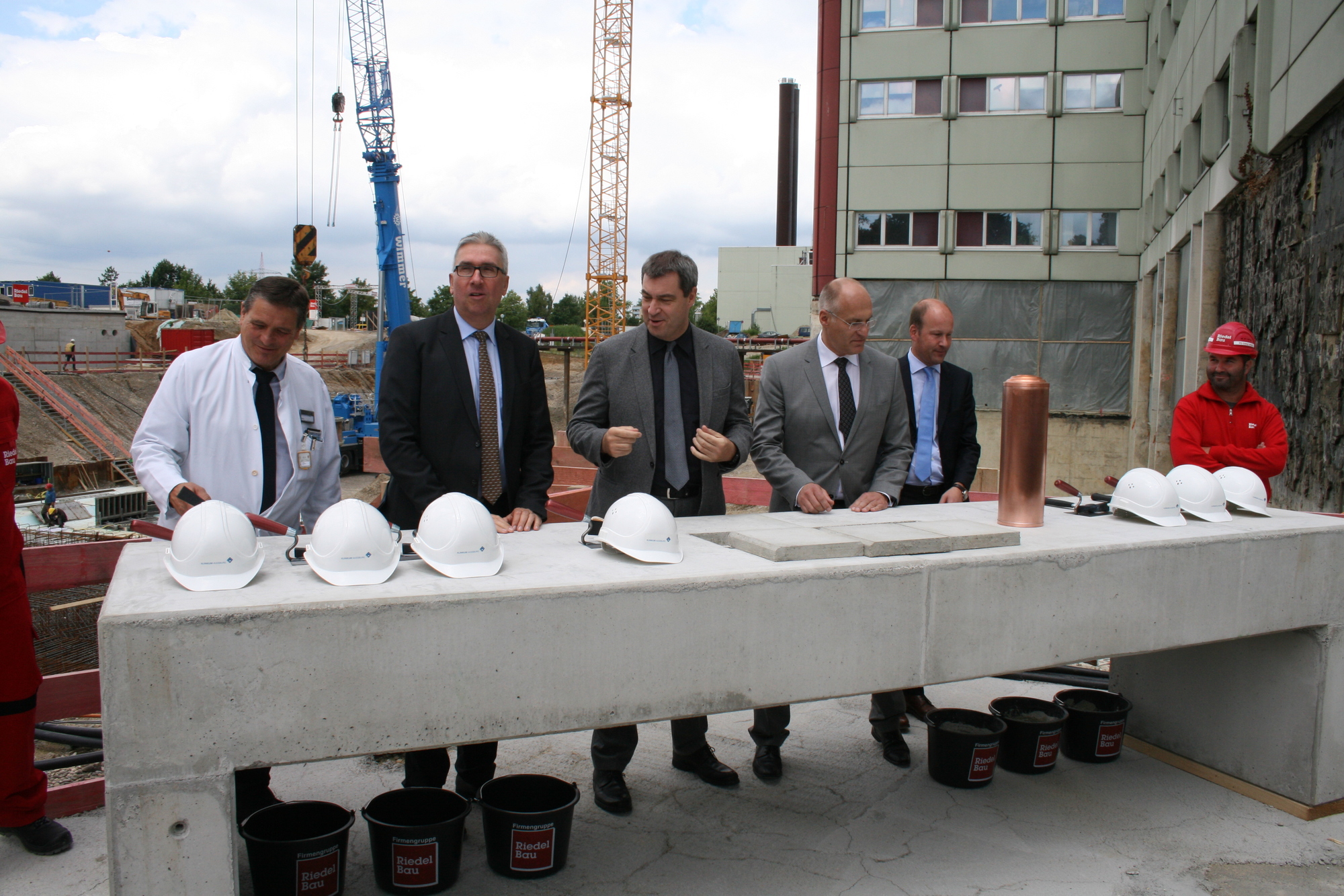 Die Grundsteinlegung für den Klinikum-Anbau West erfolgte am 15. Juil 2016. Foto: B4B WIRTSCHAFTSLEBEN SCHWABEN