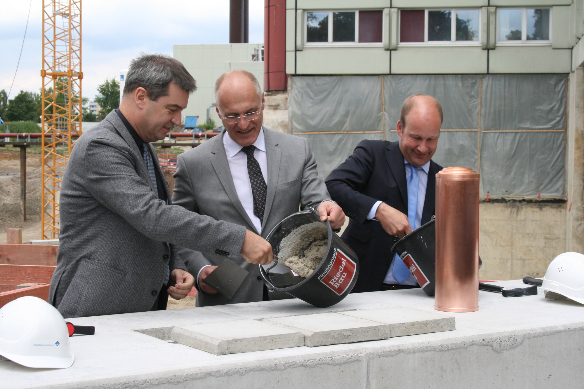 Die Grundsteinlegung für den Klinikum-Anbau West erfolgte am 15. Juil 2016. Foto: B4B WIRTSCHAFTSLEBEN SCHWABEN