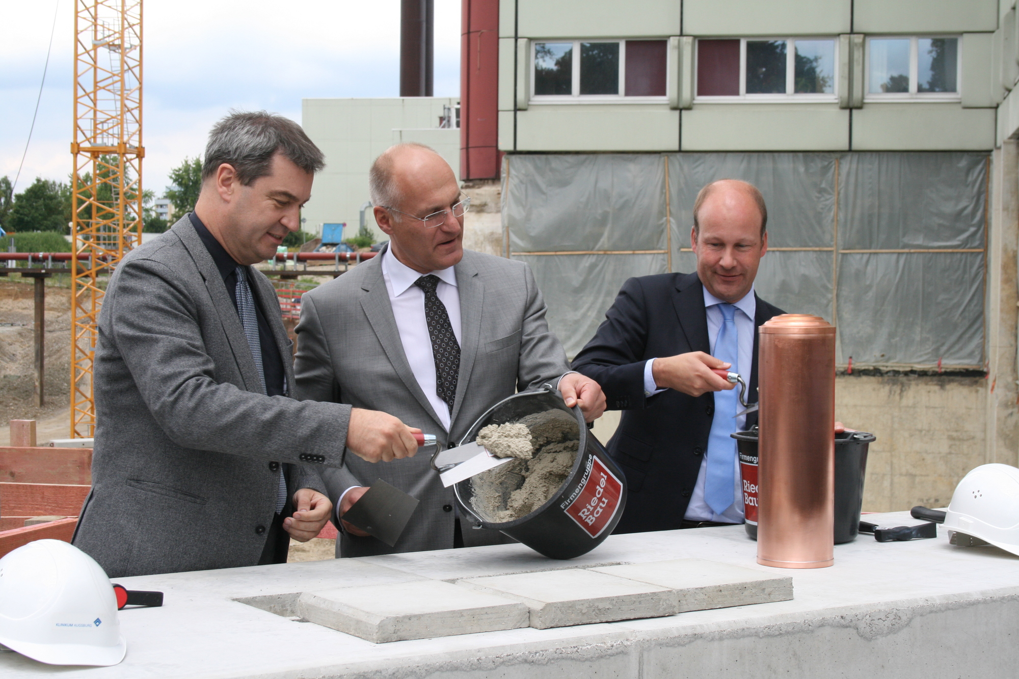 Die Grundsteinlegung für den Klinikum-Anbau West erfolgte am 15. Juil 2016. Foto: B4B WIRTSCHAFTSLEBEN SCHWABEN