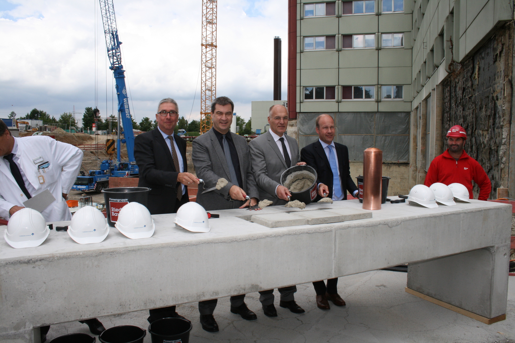 Die Grundsteinlegung für den Klinikum-Anbau West erfolgte am 15. Juil 2016. Foto: B4B WIRTSCHAFTSLEBEN SCHWABEN