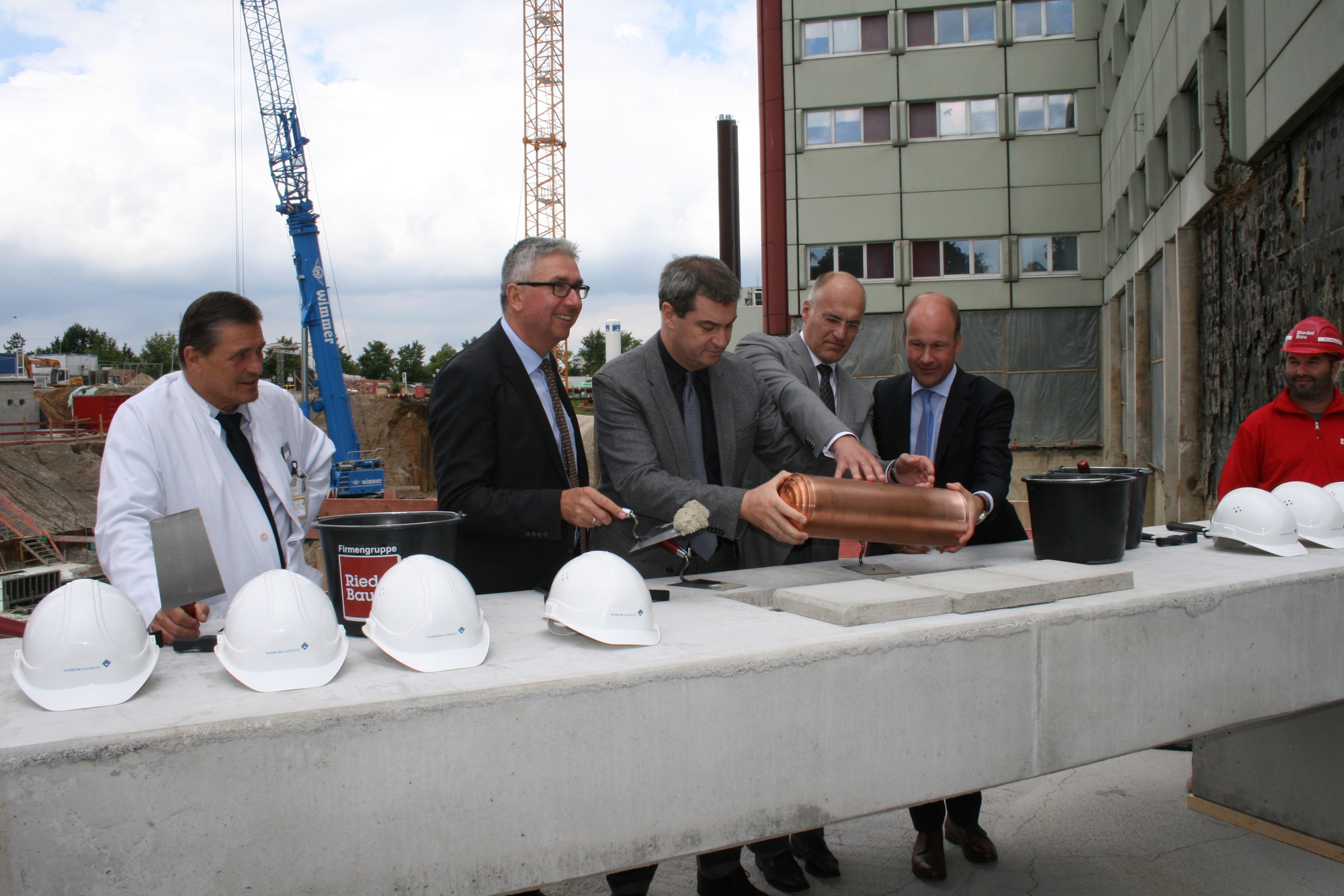 Die Grundsteinlegung für den Klinikum-Anbau West erfolgte am 15. Juil 2016. Foto: B4B WIRTSCHAFTSLEBEN SCHWABEN