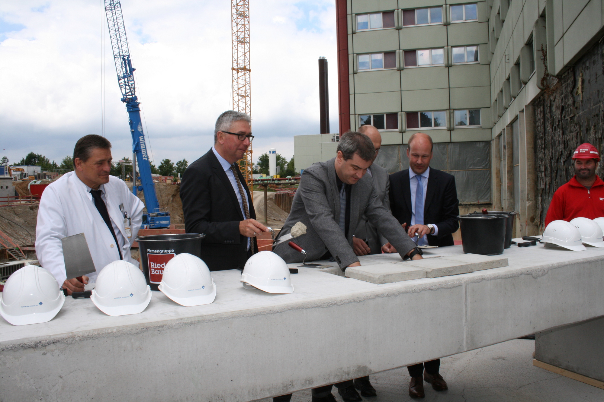Die Grundsteinlegung für den Klinikum-Anbau West erfolgte am 15. Juil 2016. Foto: B4B WIRTSCHAFTSLEBEN SCHWABEN