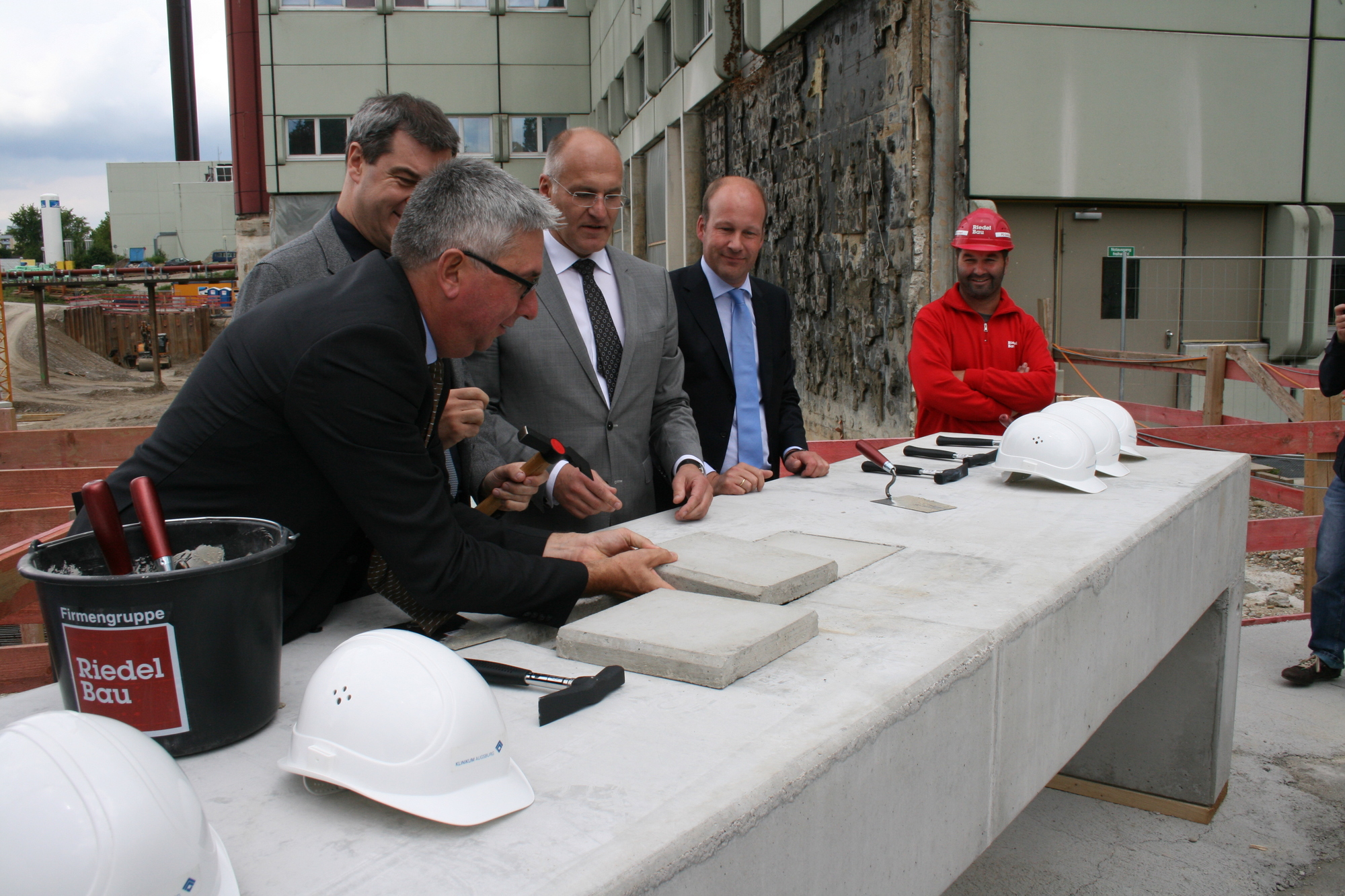 Die Grundsteinlegung für den Klinikum-Anbau West erfolgte am 15. Juil 2016. Foto: B4B WIRTSCHAFTSLEBEN SCHWABEN