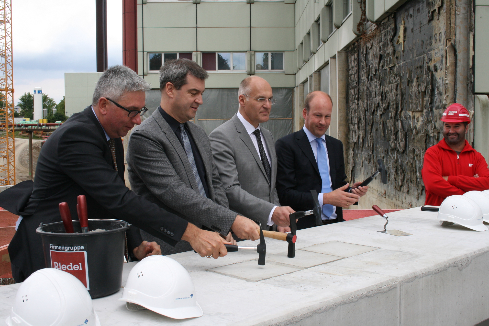 Die Grundsteinlegung für den Klinikum-Anbau West erfolgte am 15. Juil 2016. Foto: B4B WIRTSCHAFTSLEBEN SCHWABEN