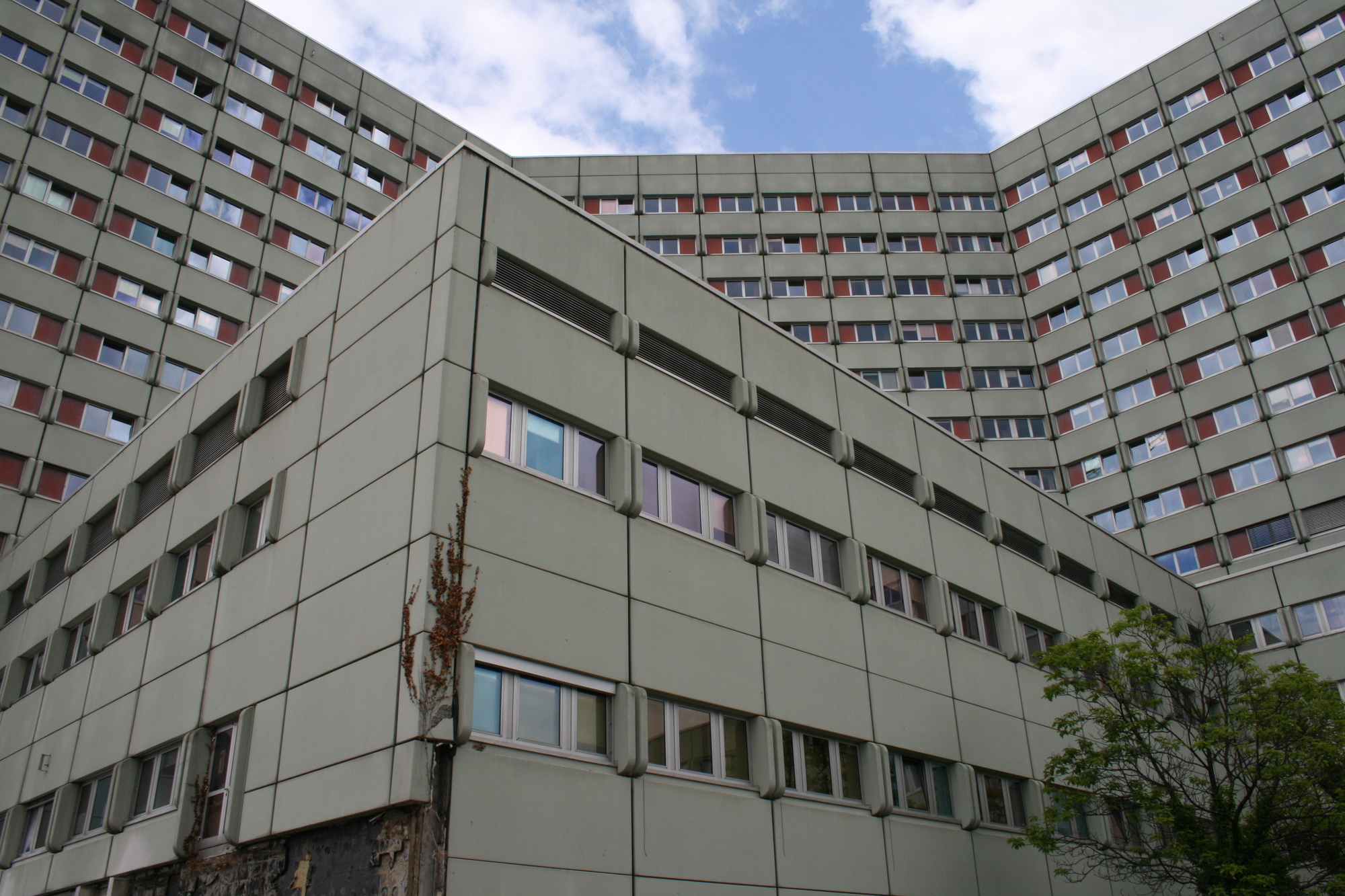 Die Grundsteinlegung für den Klinikum-Anbau West erfolgte am 15. Juil 2016. Foto: B4B WIRTSCHAFTSLEBEN SCHWABEN