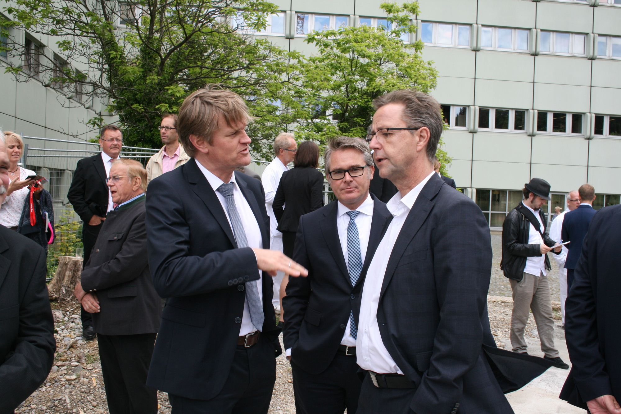 Die Grundsteinlegung für den Klinikum-Anbau West erfolgte am 15. Juil 2016. Foto: B4B WIRTSCHAFTSLEBEN SCHWABEN