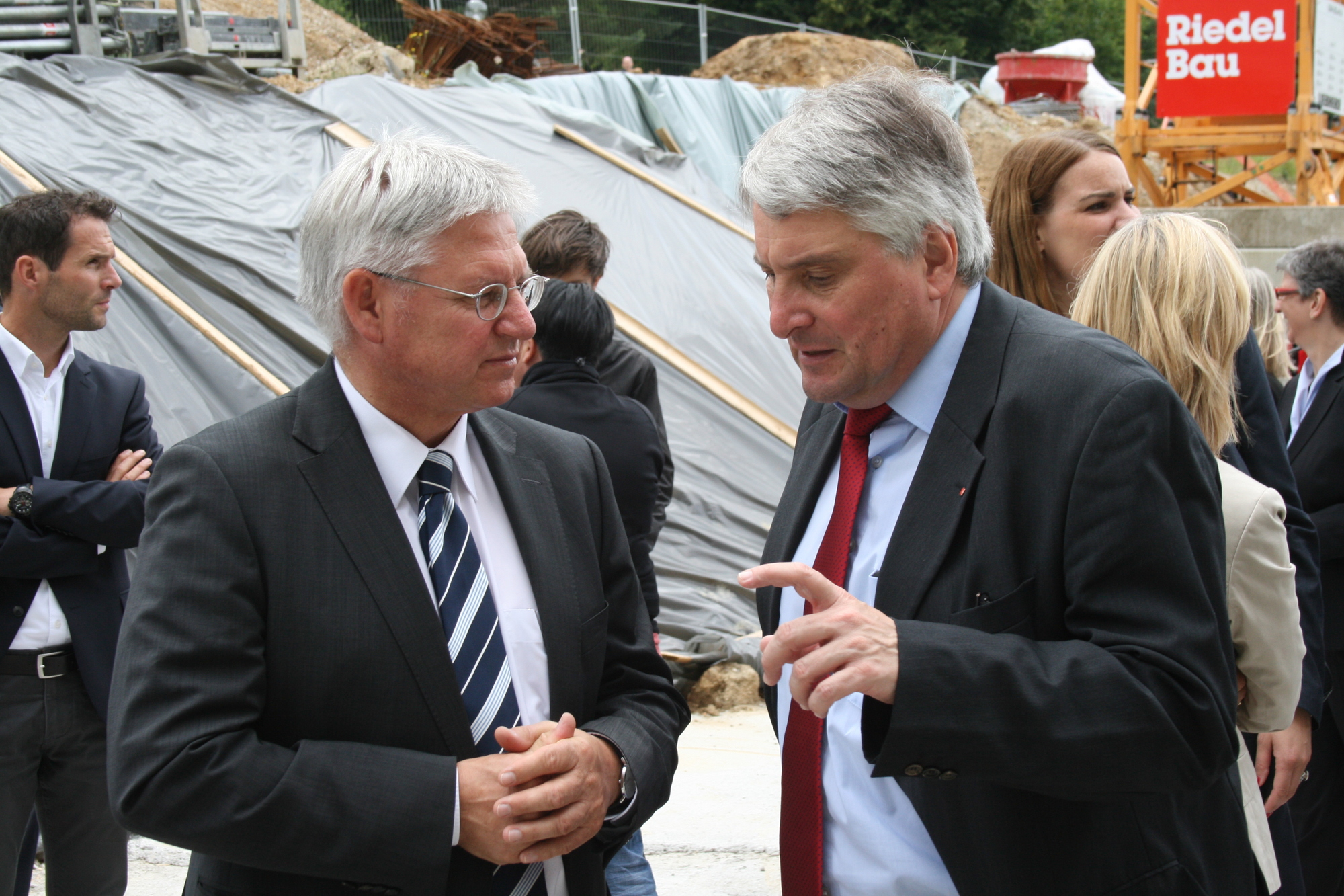 Die Grundsteinlegung für den Klinikum-Anbau West erfolgte am 15. Juil 2016. Foto: B4B WIRTSCHAFTSLEBEN SCHWABEN