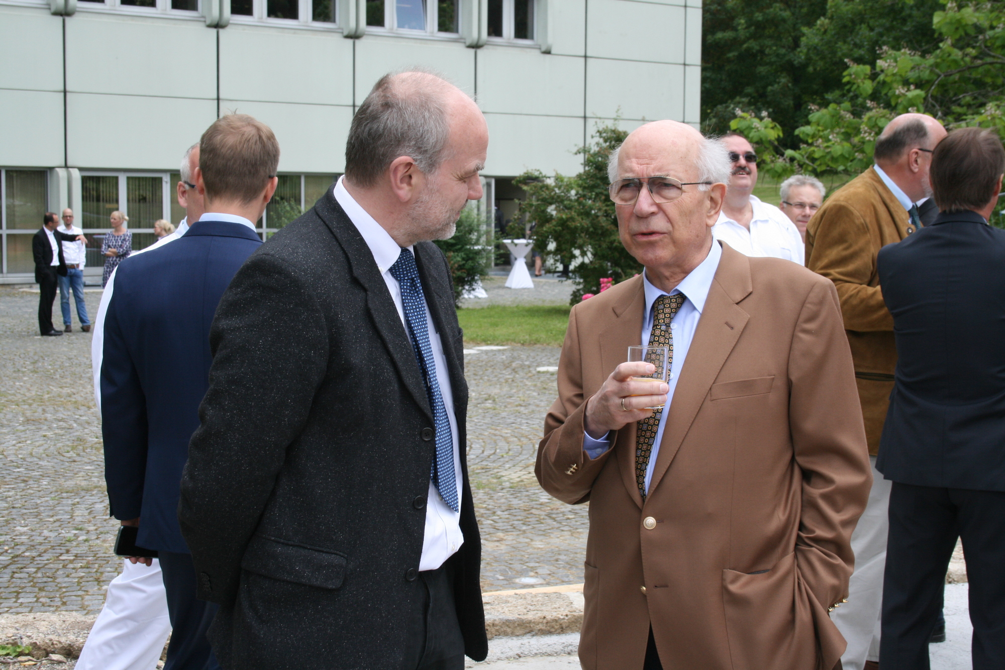 Die Grundsteinlegung für den Klinikum-Anbau West erfolgte am 15. Juil 2016. Foto: B4B WIRTSCHAFTSLEBEN SCHWABEN
