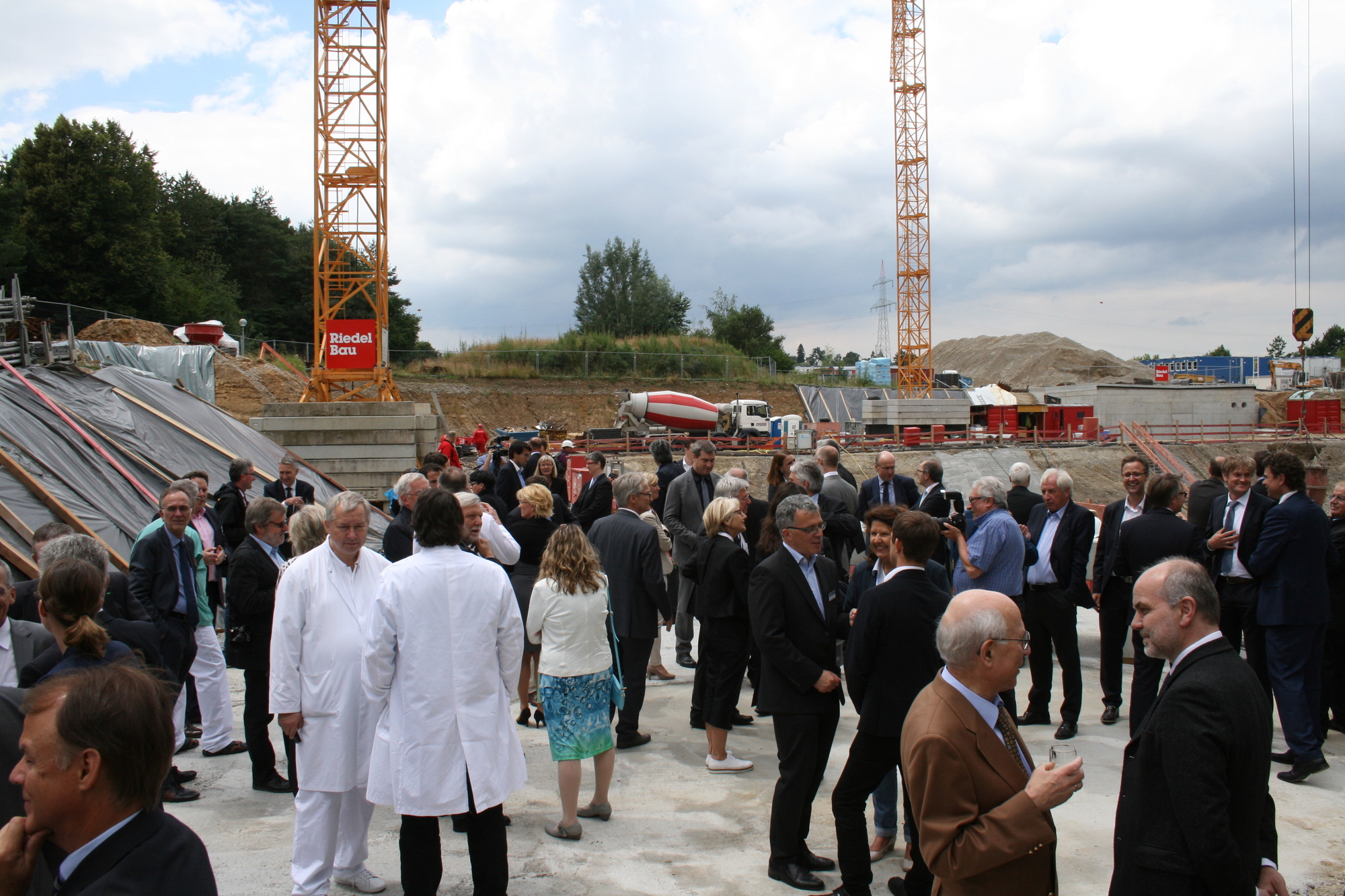 Die Grundsteinlegung für den Klinikum-Anbau West erfolgte am 15. Juil 2016. Foto: B4B WIRTSCHAFTSLEBEN SCHWABEN