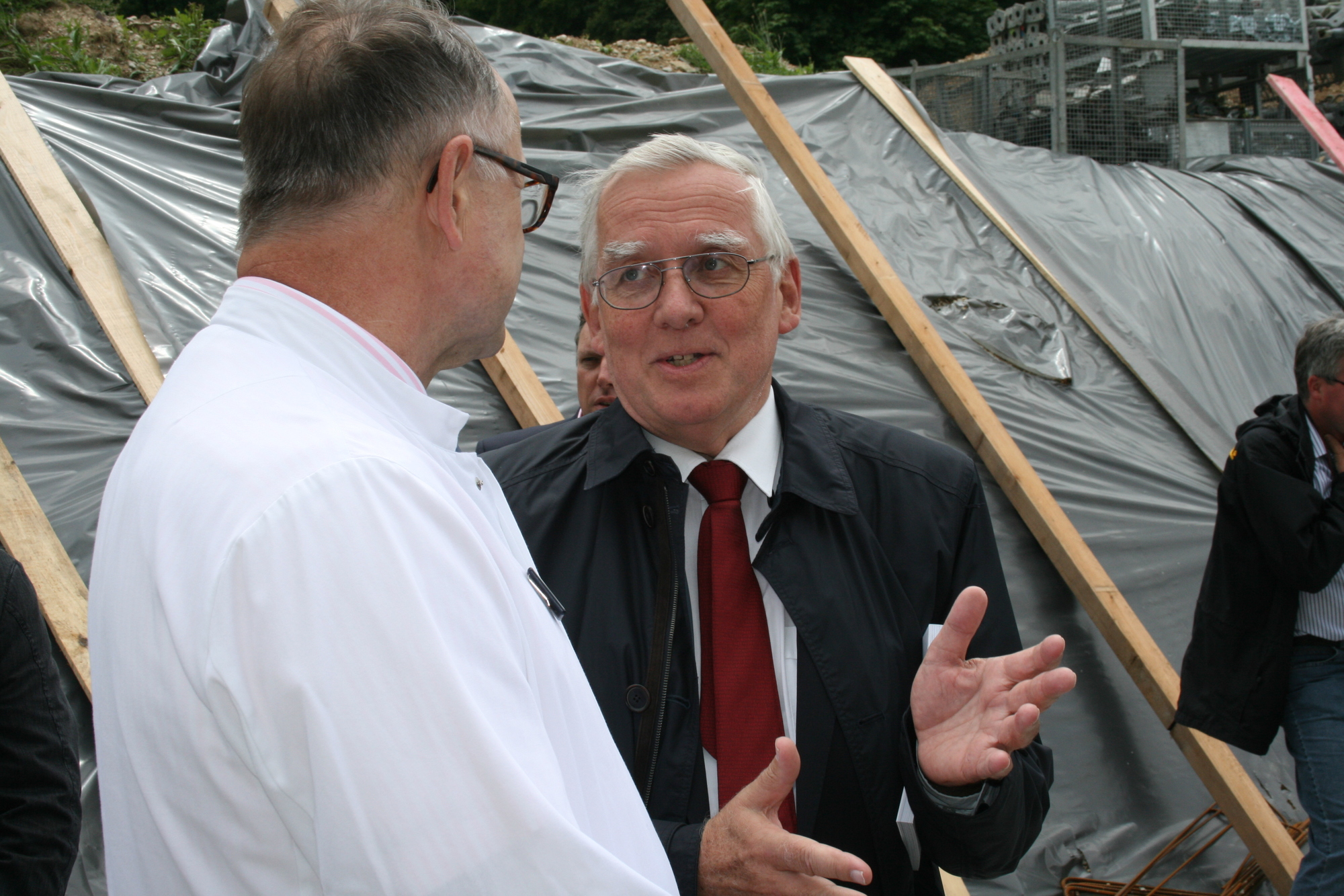 Die Grundsteinlegung für den Klinikum-Anbau West erfolgte am 15. Juil 2016. Foto: B4B WIRTSCHAFTSLEBEN SCHWABEN