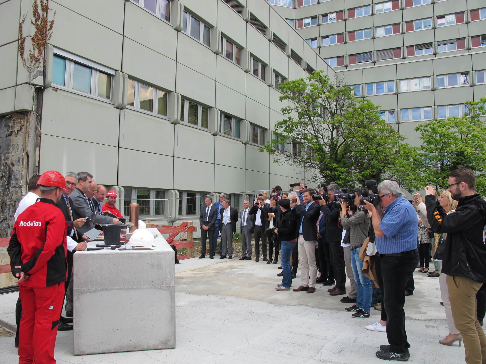 Die Grundsteinlegung für den Klinikum-Anbau West erfolgte am 15. Juil 2016. Foto: B4B WIRTSCHAFTSLEBEN SCHWABEN