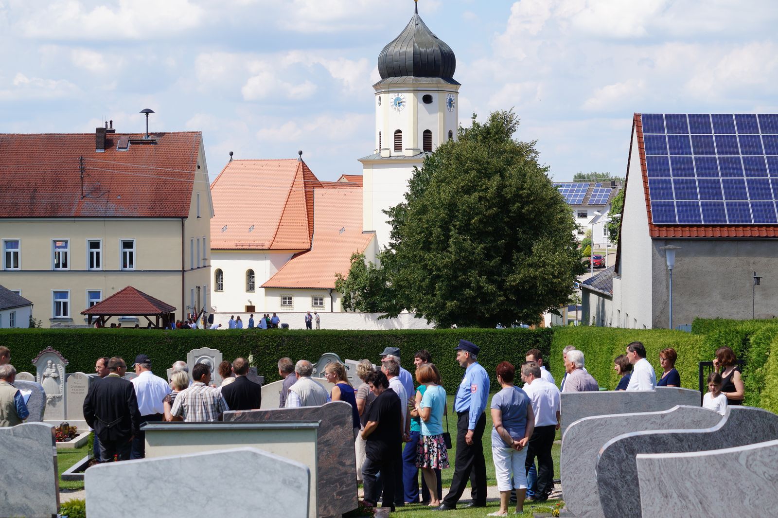 Begehung des Friedhofes in Amerbach. Foto: Paul Buss und Hans Weidel