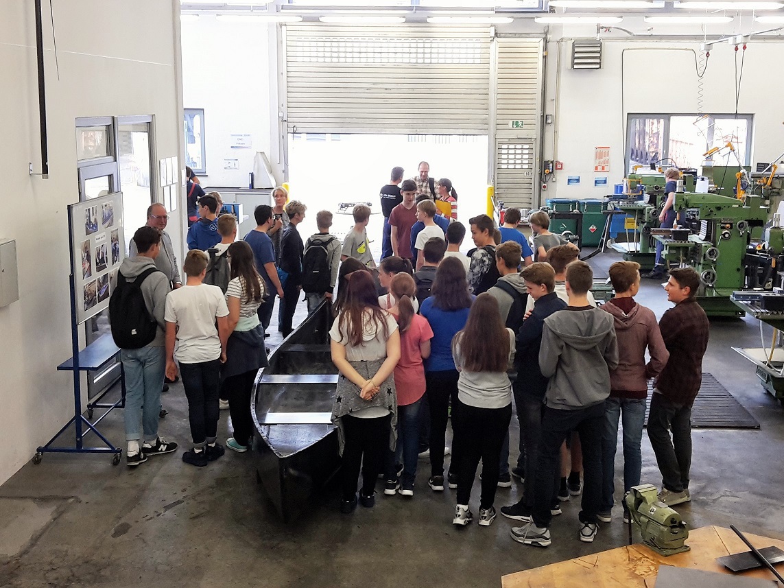 Die Schüler der Dr.-Max-Josef-Metzger-Realschule Meitingen entdecken beim IJF-Tandem-Schulbesuch Leichtbau. Foto: IJF