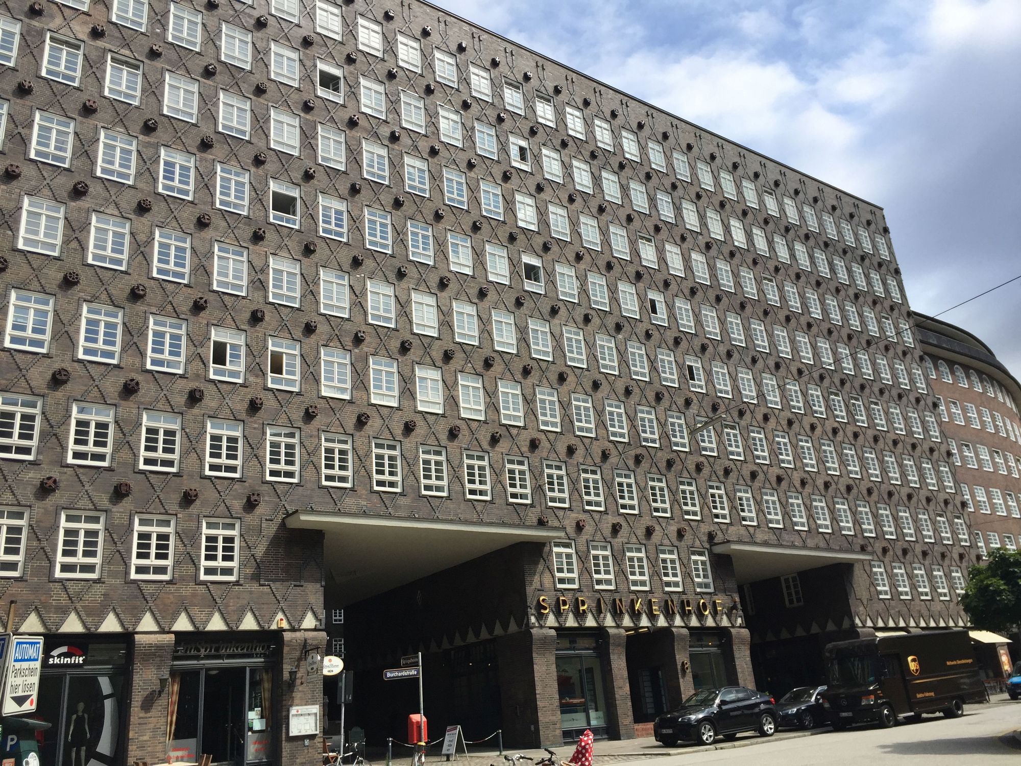 Der Sprinkenhof als Teil des Kontor-Viertels in Hamburg. Foto: PATRIZIA Immobilien AG