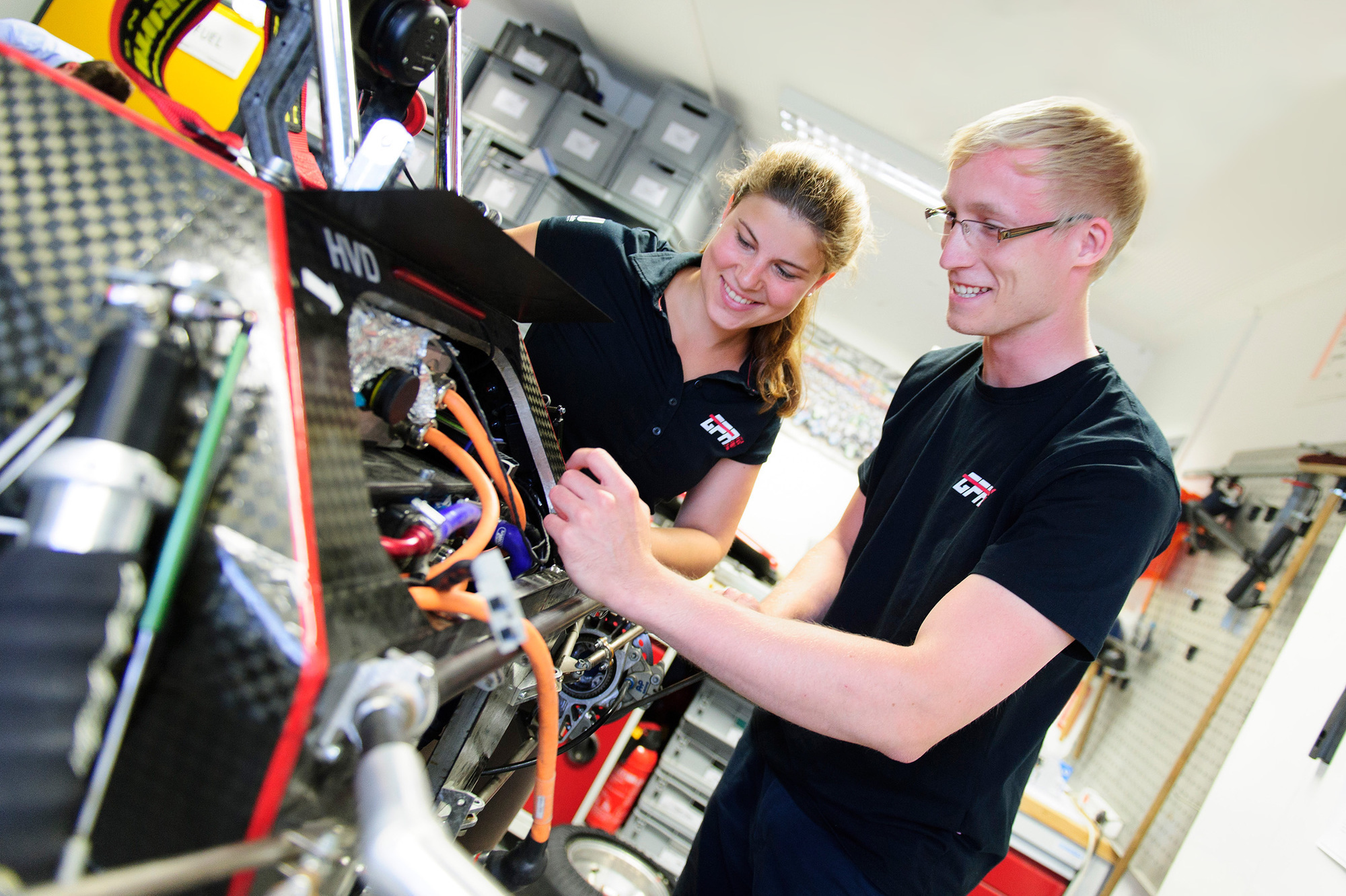 Die MTU-Studenten Lena Riester und Julian Dahlmann des Global Formula Racing Teams. Foto: Rolls-Royce Power Systems AG