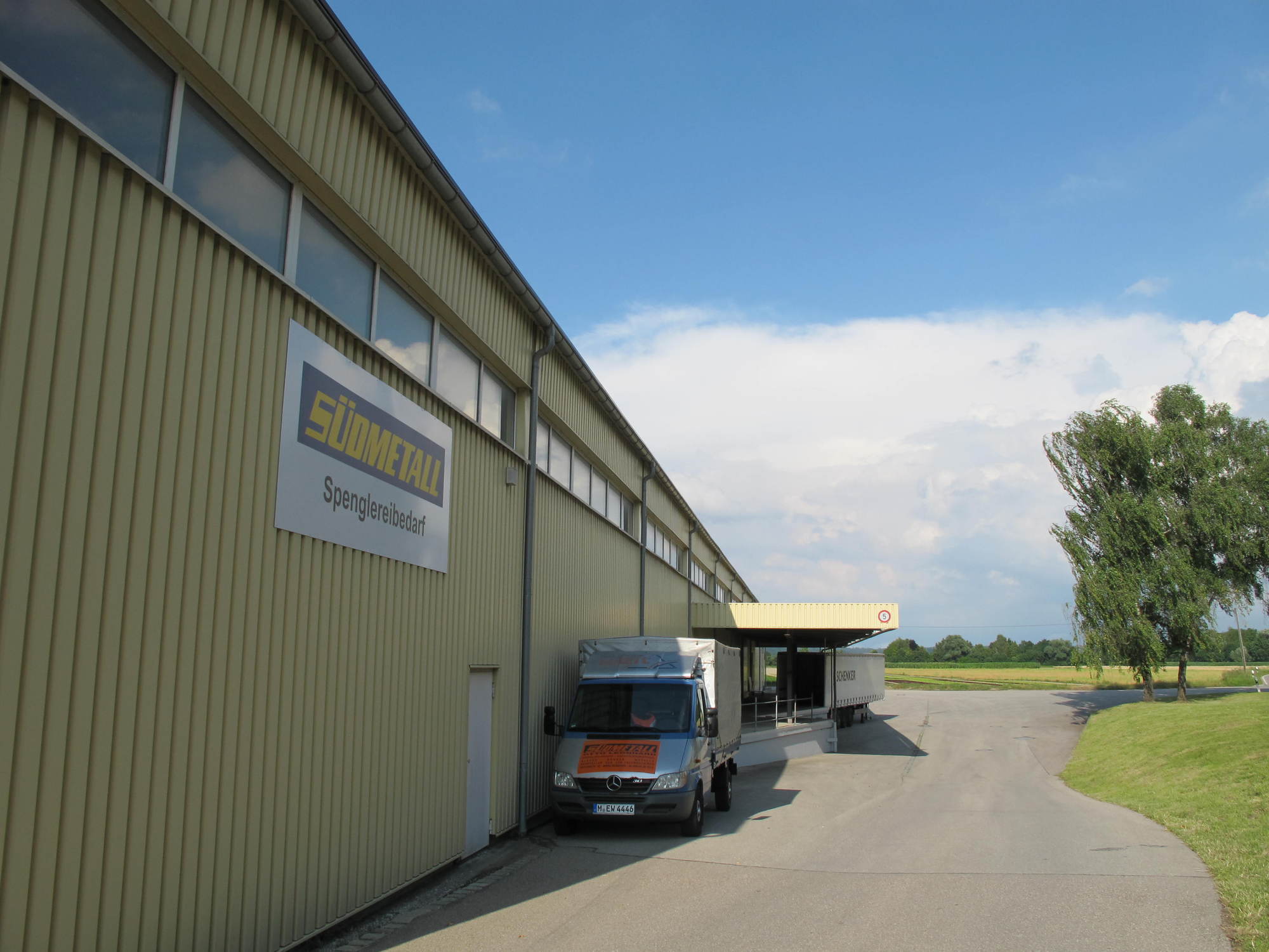 Das neue Distributionslager von LOGSTOR wurde am 21. Juli 2016 feierlich eröffnet. Foto: B4B WIRTSCHAFTSLEBEN SCHWABEN