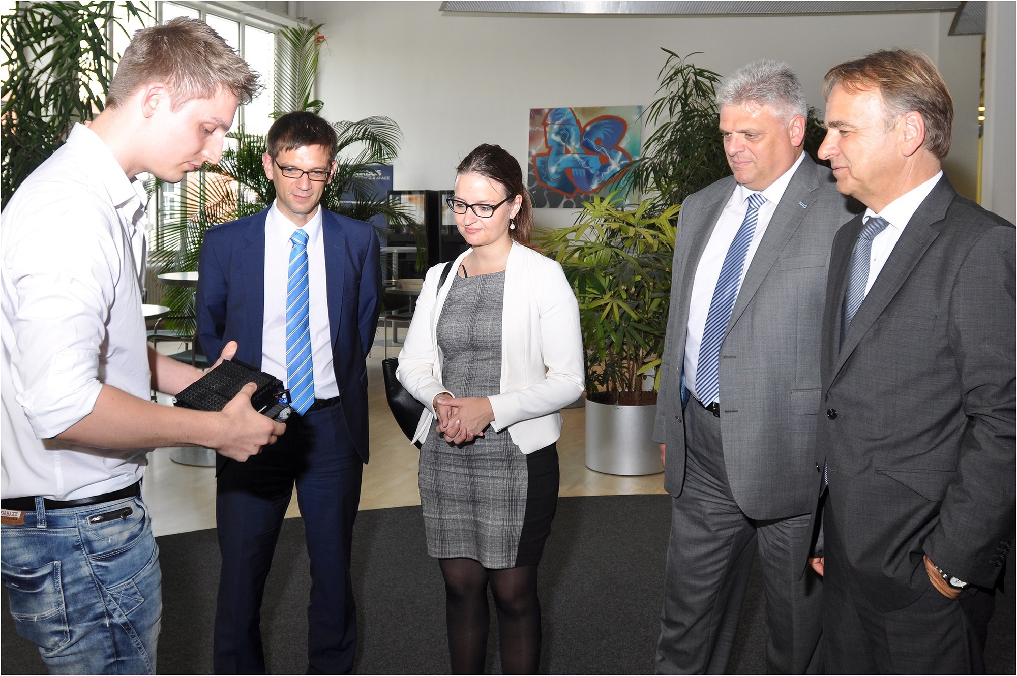 Besuch aus dem Bundestag im Ulmer Radarzentrum. Foto: Airbus DS