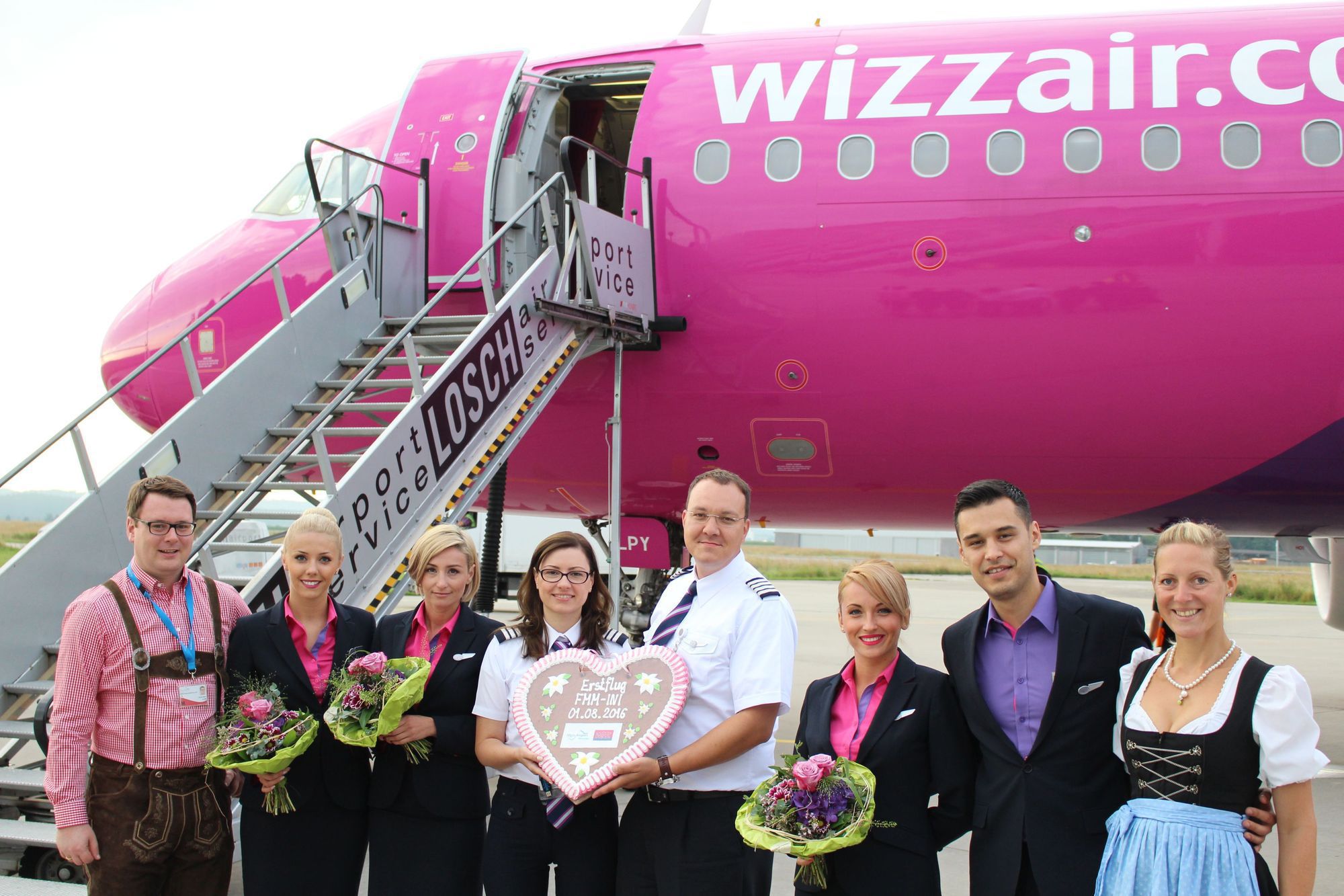 Marcel Schütz Karin Ettmüller begrüßten Flugkapitän Valentin Mihailescu und Crew des Erstflugs nach Niš. Bild: Allgäu Airport