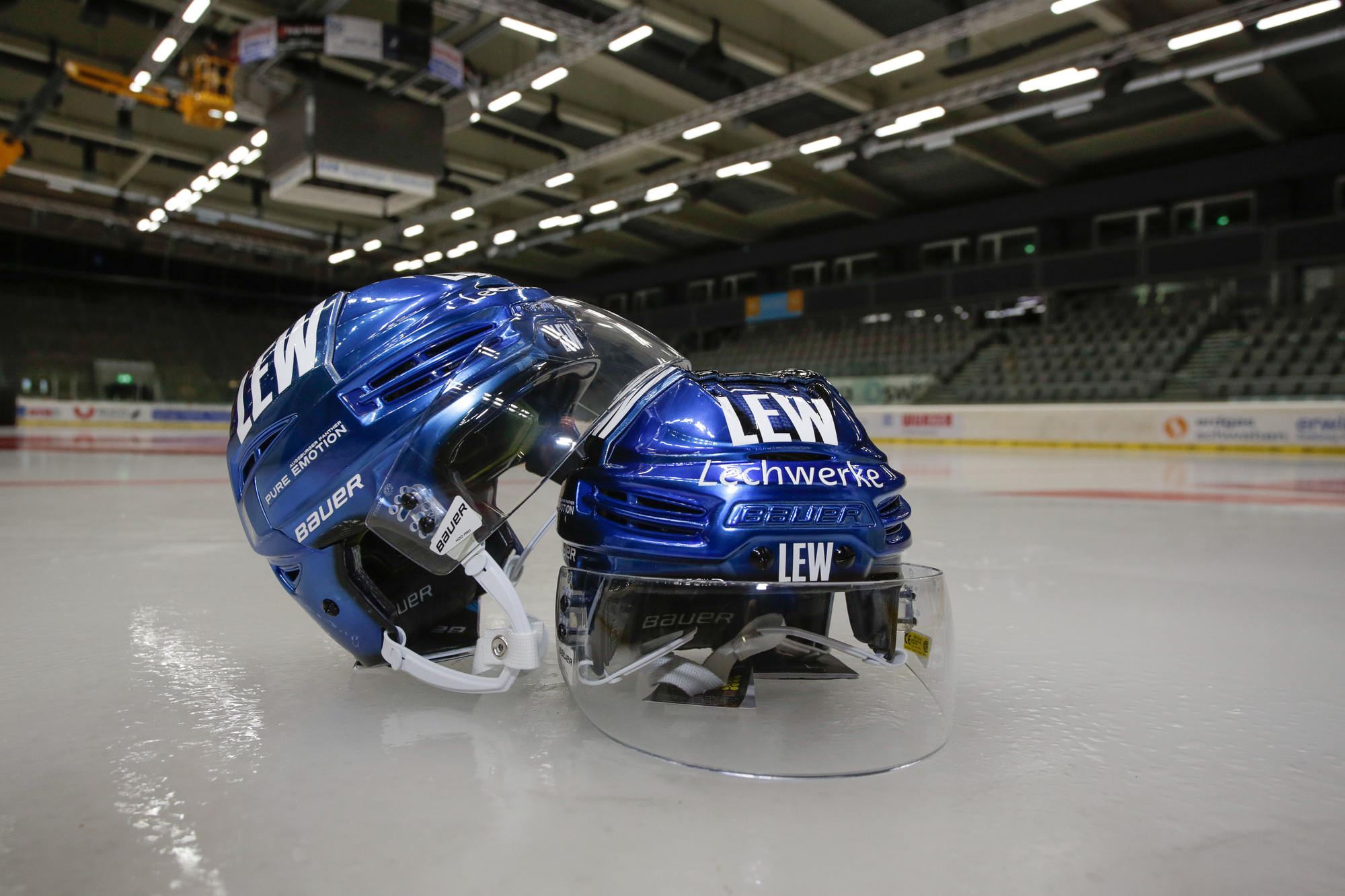 Die LEW-Helme der Augsburger Panther. Foto: Lechwerke AG