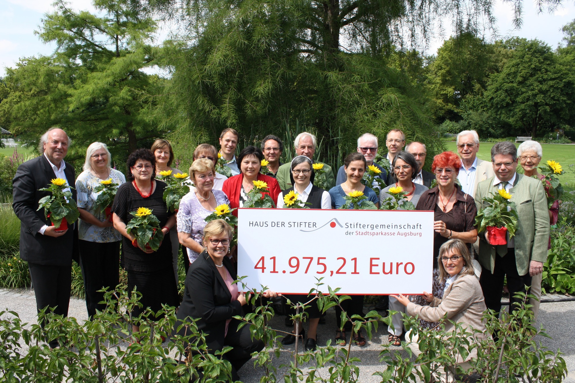 Insgesamt 22 Einrichtungen freuen sich über eine Spende. Foto: Stadtsparkasse Augsburg