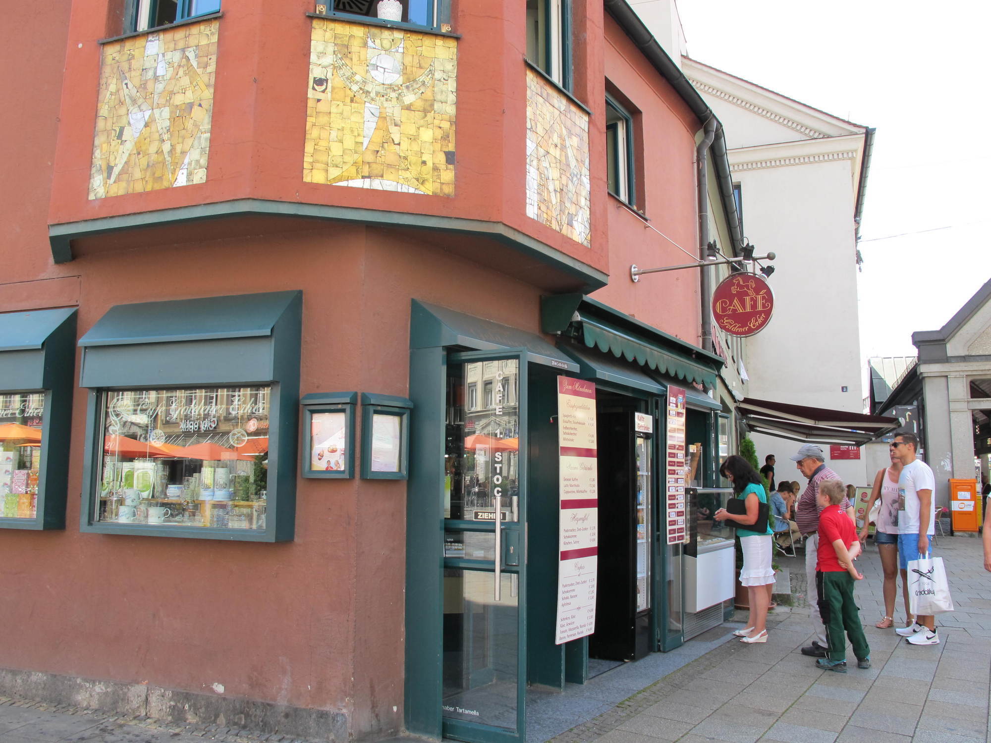 Die Eisdiele im Café Goldener Erker am Moritzplatz. Foto: B4B WIRTSCHAFTSLEBEN SCHWABEN