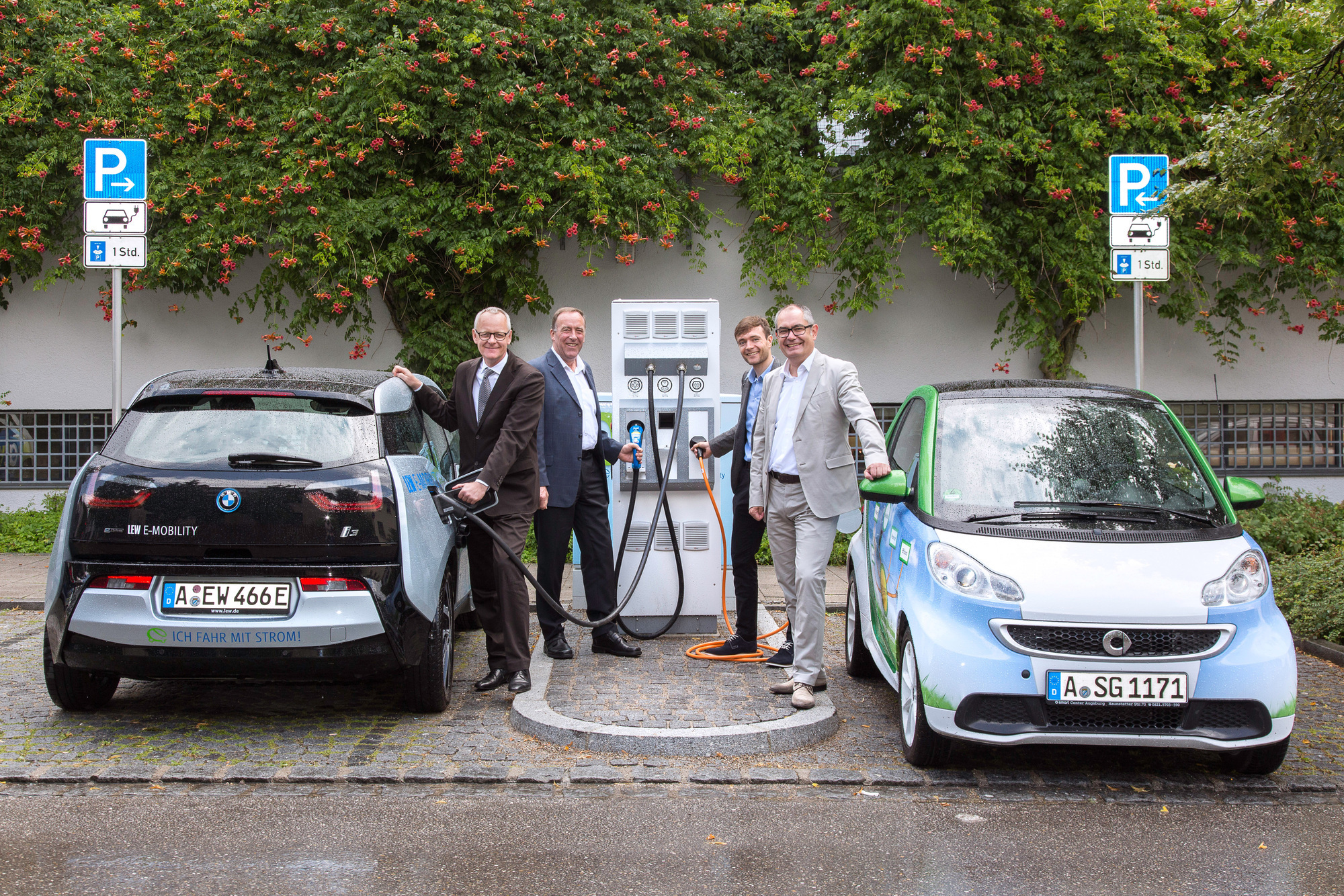 Dr. Markus Litpher, Peter Kraus, Manuel Sutter und Michael Wörle stellen die neue Ladestation vor. Foto: LEW / Christina Bleier