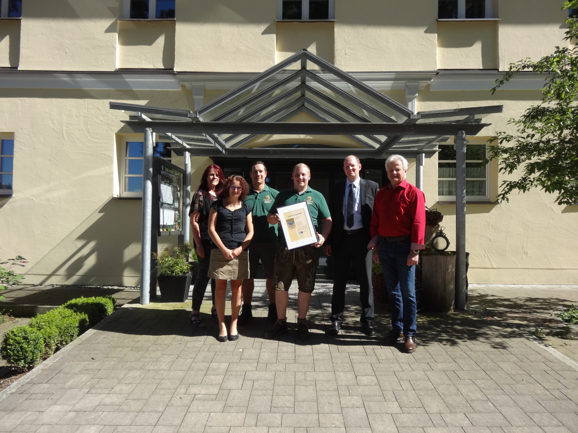 Übergabe der Zertifizierungsurkunde an die Schlossbrauerei Autenried. Foto: Schlossbrauerei Autenried