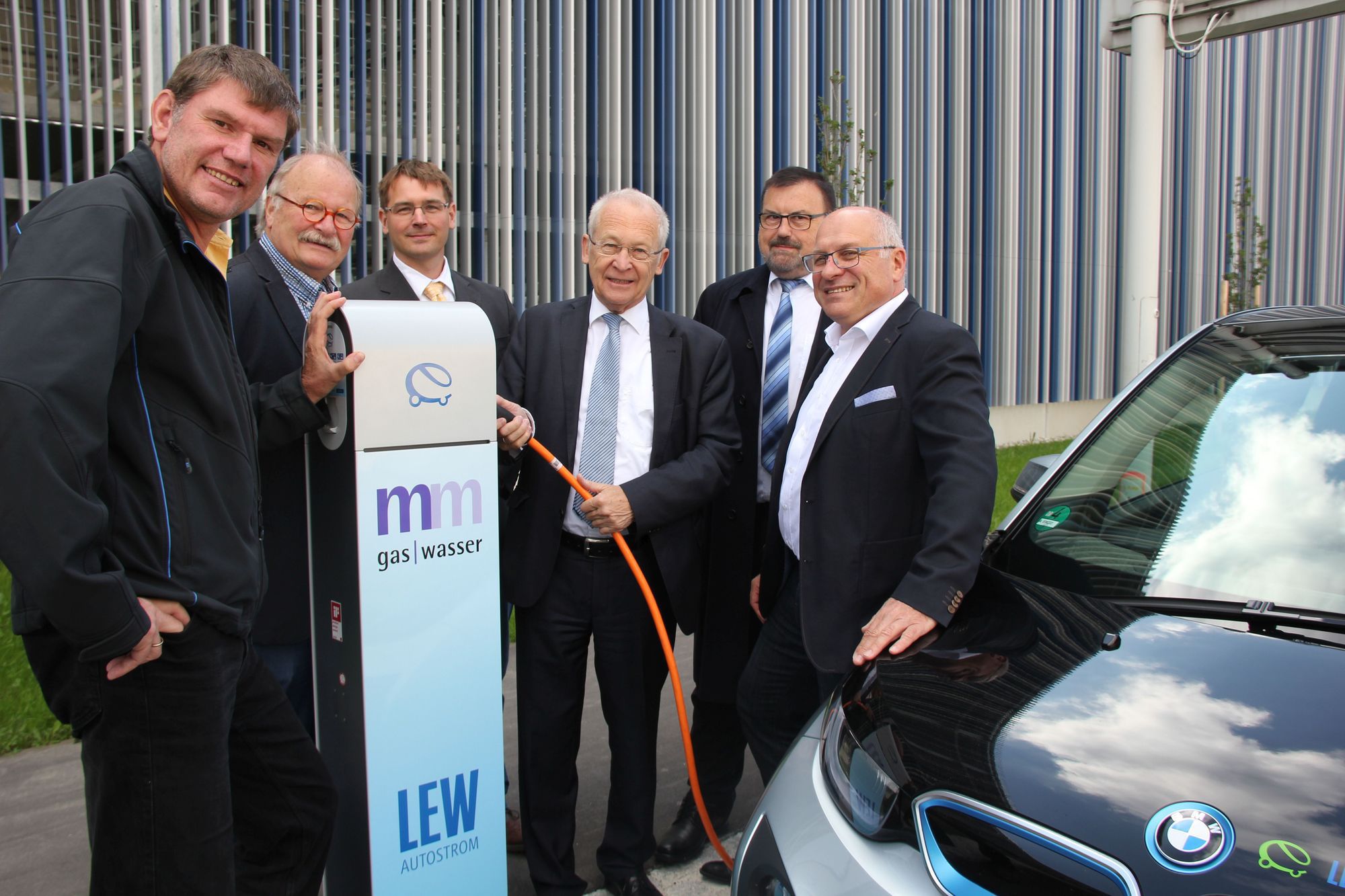 Bei der Eröffnung der neuen Ladesäule. Foto: Alexandra Wehr/Pressestelle Stadt Memmingen