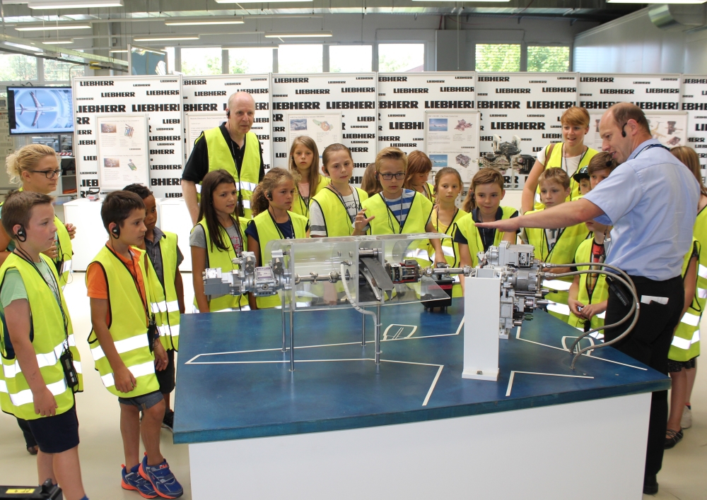 Grundschüler besuchen Liebherr-Aerospace in Lindenberg. Foto: Liebherr-Aerospace / Sandra Kurczyk