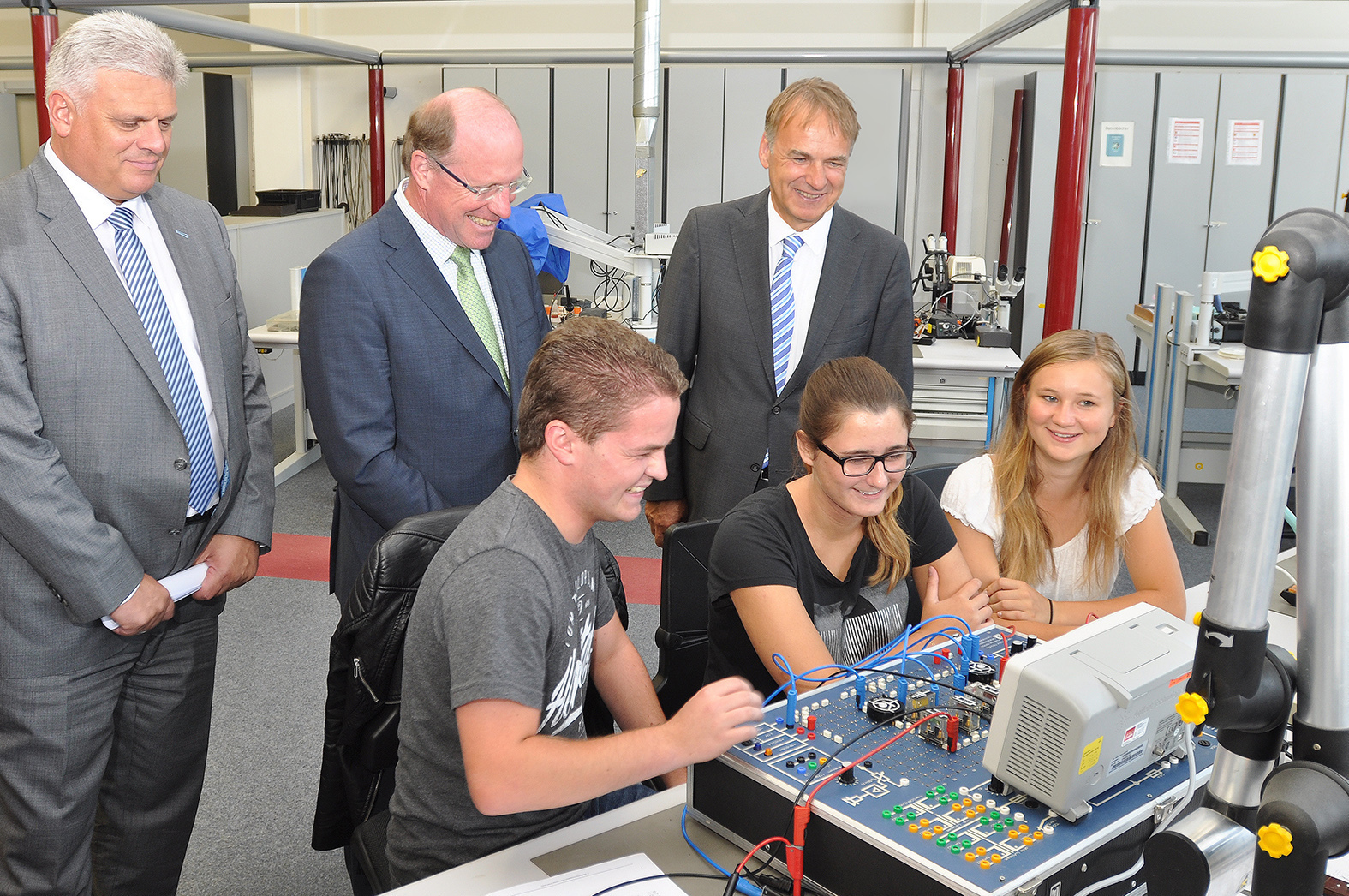 Wilfried Klenk (2.v.l.), bei der Werksbesichtigung von Airbus DS Electronics and Border Security. Foto: Airbus DS EBS