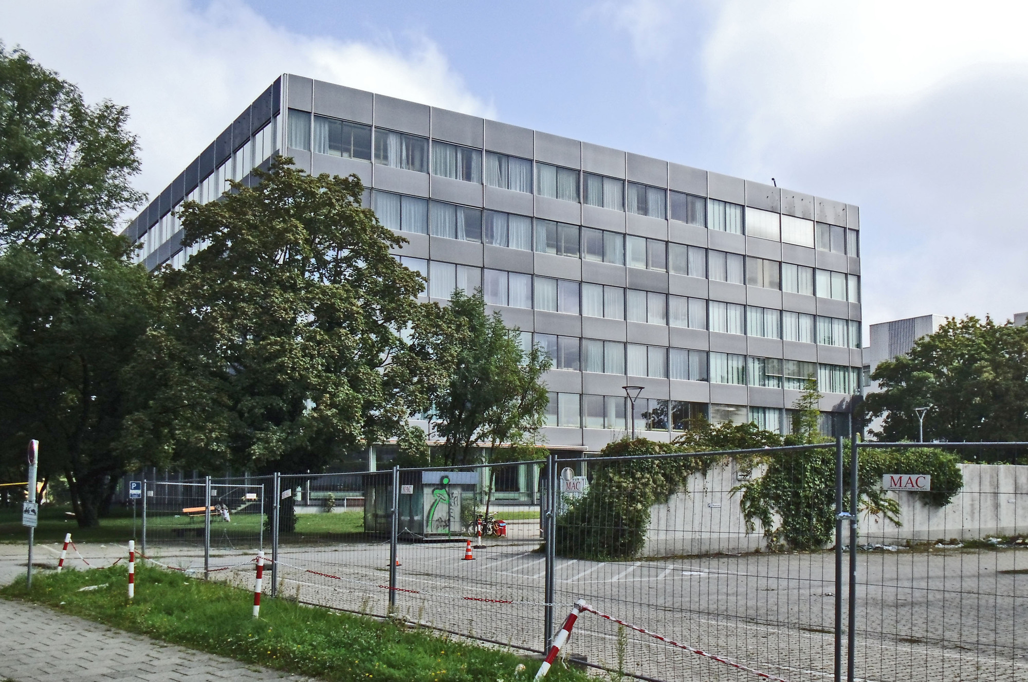 Die Holzwerke Waal haben eine Spende von Trennwänden für die Flüchtlingsunterkunft in München organisiert. Foto: Holzwerke Waal